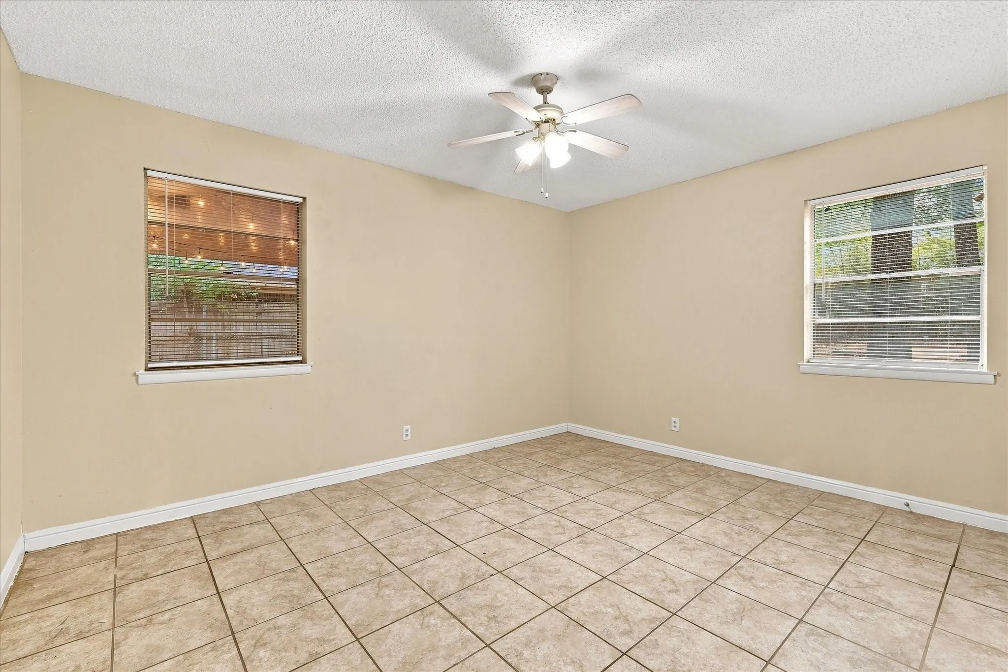 Single Family Residence For Sale in Tarrant County , 1813 Barron Lane, Fort Worth, Texas 76112, 4 Bedroom, 2 Bathroom, 2 Garage spaces, 1,513 Sqft, built in 1962, mls#21375859, Real Estate Agent in Fort Worth, Homes For Sale in Tarrant county, Homes For Sale in Fort Worth, Realtor in Fort Worth Texas, Real Estate Brokerage Independent Realty Texas, Luminita Cordes Realtor