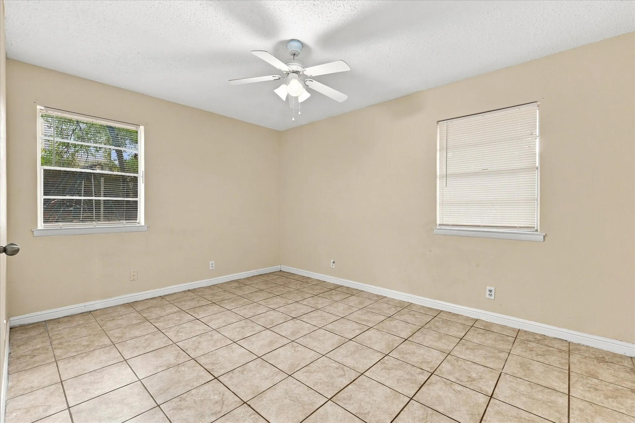 Single Family Residence For Sale in Tarrant County , 1813 Barron Lane, Fort Worth, Texas 76112, 4 Bedroom, 2 Bathroom, 2 Garage spaces, 1,513 Sqft, built in 1962, mls#21375859, Real Estate Agent in Fort Worth, Homes For Sale in Tarrant county, Homes For Sale in Fort Worth, Realtor in Fort Worth Texas, Real Estate Brokerage Independent Realty Texas, Luminita Cordes Realtor