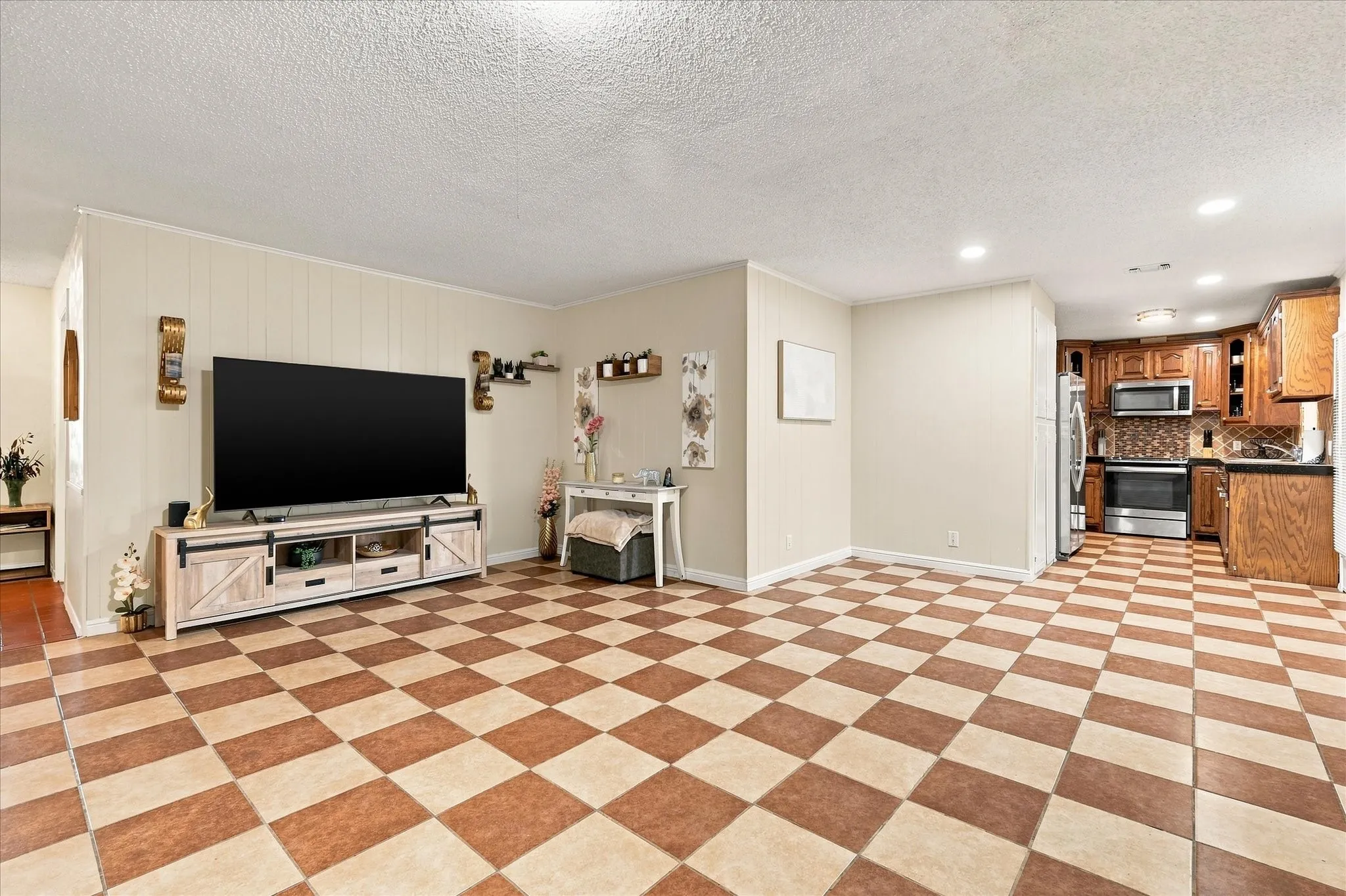 Single Family Residence For Sale in Tarrant County , 1813 Barron Lane, Fort Worth, Texas 76112, 4 Bedroom, 2 Bathroom, 2 Garage spaces, 1,513 Sqft, built in 1962, mls#21375859, Real Estate Agent in Fort Worth, Homes For Sale in Tarrant county, Homes For Sale in Fort Worth, Realtor in Fort Worth Texas, Real Estate Brokerage Independent Realty Texas, Luminita Cordes Realtor
