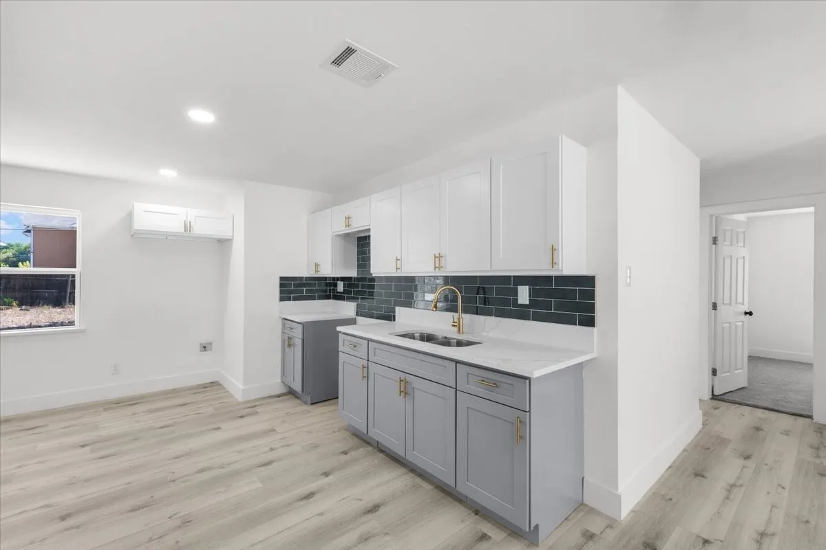 Single Family Residence For Sale in Tarrant County , 3725 Raphael Street, Fort Worth, Texas 76119, 3 Bedroom, 2 Bathroom, 2 Garage spaces, 1,378 Sqft, built in 1966, mls#21380708, Real Estate Agent in Fort Worth, Homes For Sale in Tarrant county, Homes For Sale in Fort Worth, Realtor in Fort Worth Texas, Real Estate Brokerage Independent Realty Texas, Luminita Cordes Realtor