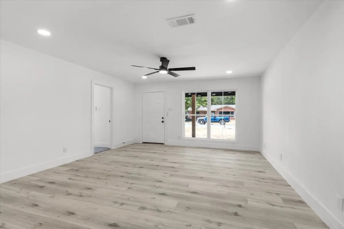 Single Family Residence For Sale in Tarrant County , 3725 Raphael Street, Fort Worth, Texas 76119, 3 Bedroom, 2 Bathroom, 2 Garage spaces, 1,378 Sqft, built in 1966, mls#21380708, Real Estate Agent in Fort Worth, Homes For Sale in Tarrant county, Homes For Sale in Fort Worth, Realtor in Fort Worth Texas, Real Estate Brokerage Independent Realty Texas, Luminita Cordes Realtor