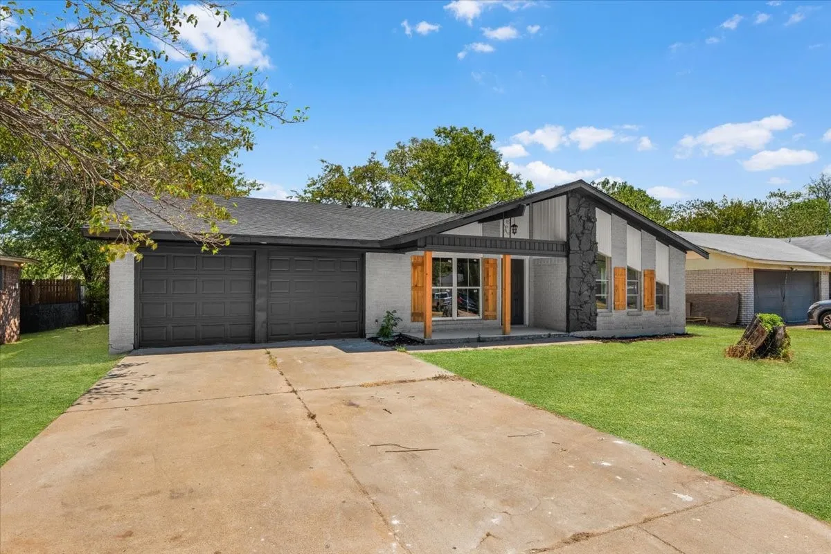 Single Family Residence For Sale in Tarrant County , 3725 Raphael Street, Fort Worth, Texas 76119, 3 Bedroom, 2 Bathroom, 2 Garage spaces, 1,378 Sqft, built in 1966, mls#21380708, Real Estate Agent in Fort Worth, Homes For Sale in Tarrant county, Homes For Sale in Fort Worth, Realtor in Fort Worth Texas, Real Estate Brokerage Independent Realty Texas, Luminita Cordes Realtor