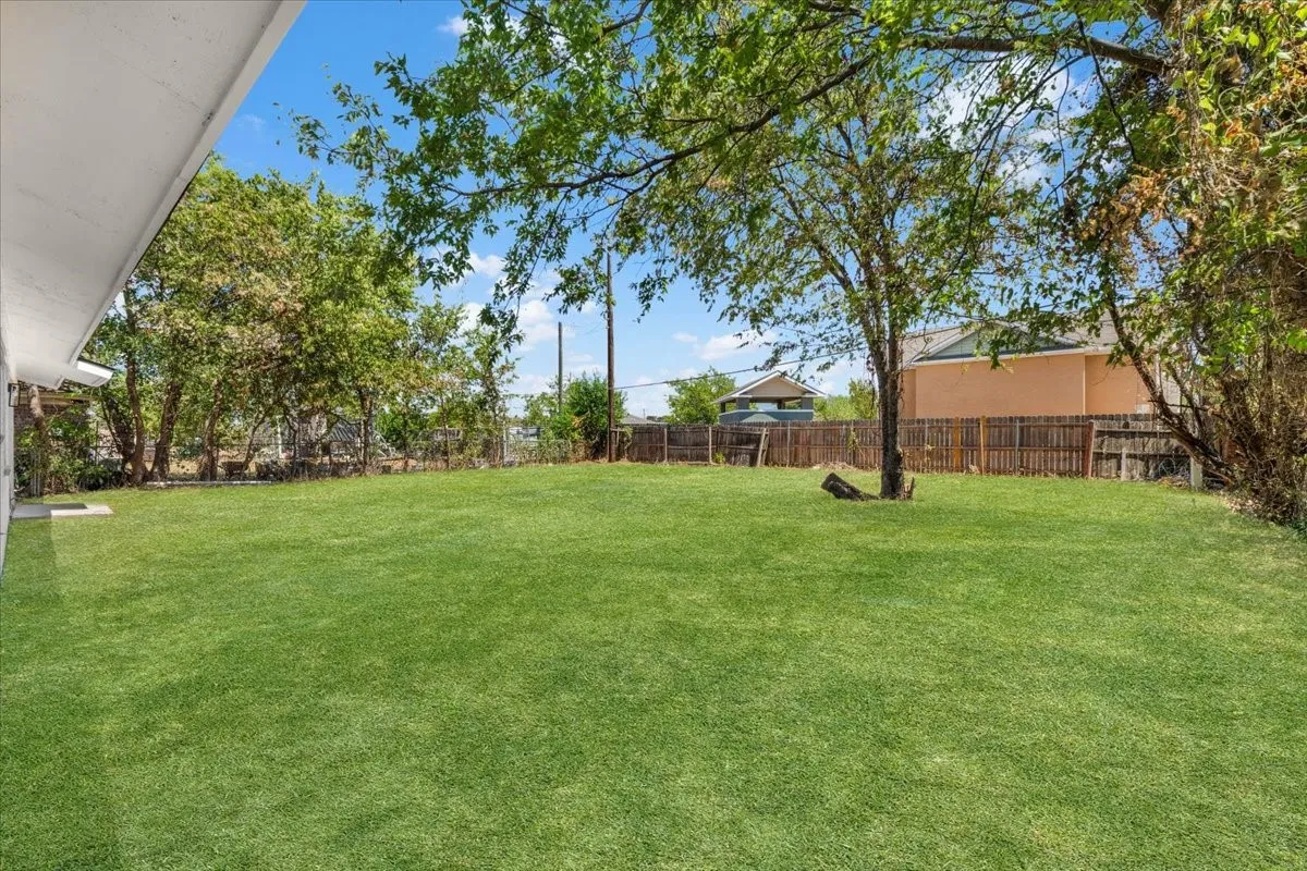 Single Family Residence For Sale in Tarrant County , 3725 Raphael Street, Fort Worth, Texas 76119, 3 Bedroom, 2 Bathroom, 2 Garage spaces, 1,378 Sqft, built in 1966, mls#21380708, Real Estate Agent in Fort Worth, Homes For Sale in Tarrant county, Homes For Sale in Fort Worth, Realtor in Fort Worth Texas, Real Estate Brokerage Independent Realty Texas, Luminita Cordes Realtor