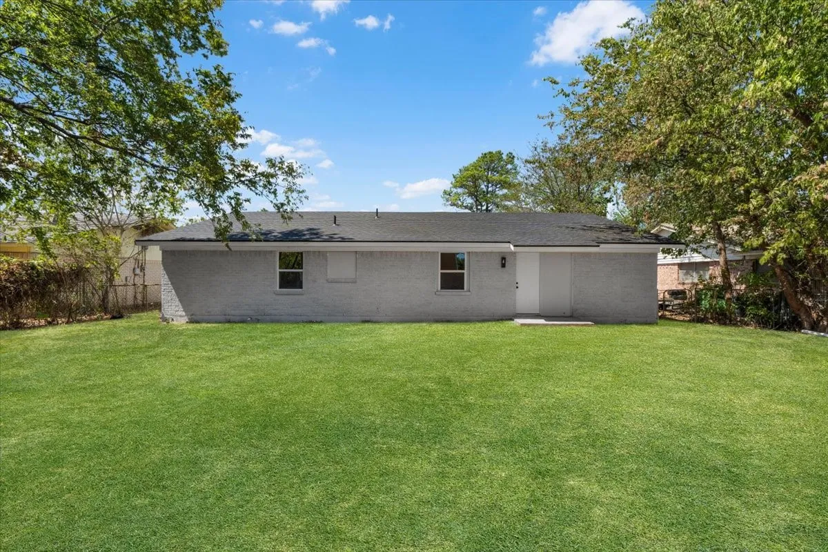 Single Family Residence For Sale in Tarrant County , 3725 Raphael Street, Fort Worth, Texas 76119, 3 Bedroom, 2 Bathroom, 2 Garage spaces, 1,378 Sqft, built in 1966, mls#21380708, Real Estate Agent in Fort Worth, Homes For Sale in Tarrant county, Homes For Sale in Fort Worth, Realtor in Fort Worth Texas, Real Estate Brokerage Independent Realty Texas, Luminita Cordes Realtor
