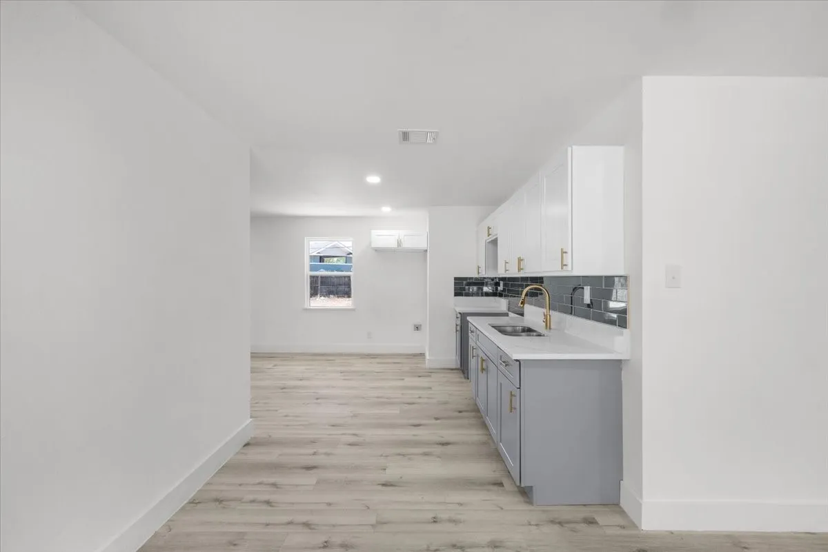 Single Family Residence For Sale in Tarrant County , 3725 Raphael Street, Fort Worth, Texas 76119, 3 Bedroom, 2 Bathroom, 2 Garage spaces, 1,378 Sqft, built in 1966, mls#21380708, Real Estate Agent in Fort Worth, Homes For Sale in Tarrant county, Homes For Sale in Fort Worth, Realtor in Fort Worth Texas, Real Estate Brokerage Independent Realty Texas, Luminita Cordes Realtor