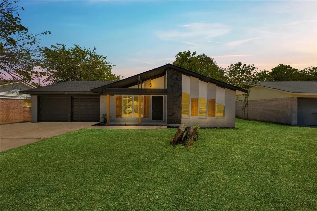 Single Family Residence For Sale in Tarrant County , 3725 Raphael Street, Fort Worth, Texas 76119, 3 Bedroom, 2 Bathroom, 2 Garage spaces, 1,378 Sqft, built in 1966, mls#21380708, Real Estate Agent in Fort Worth, Homes For Sale in Tarrant county, Homes For Sale in Fort Worth, Realtor in Fort Worth Texas, Real Estate Brokerage Independent Realty Texas, Luminita Cordes Realtor