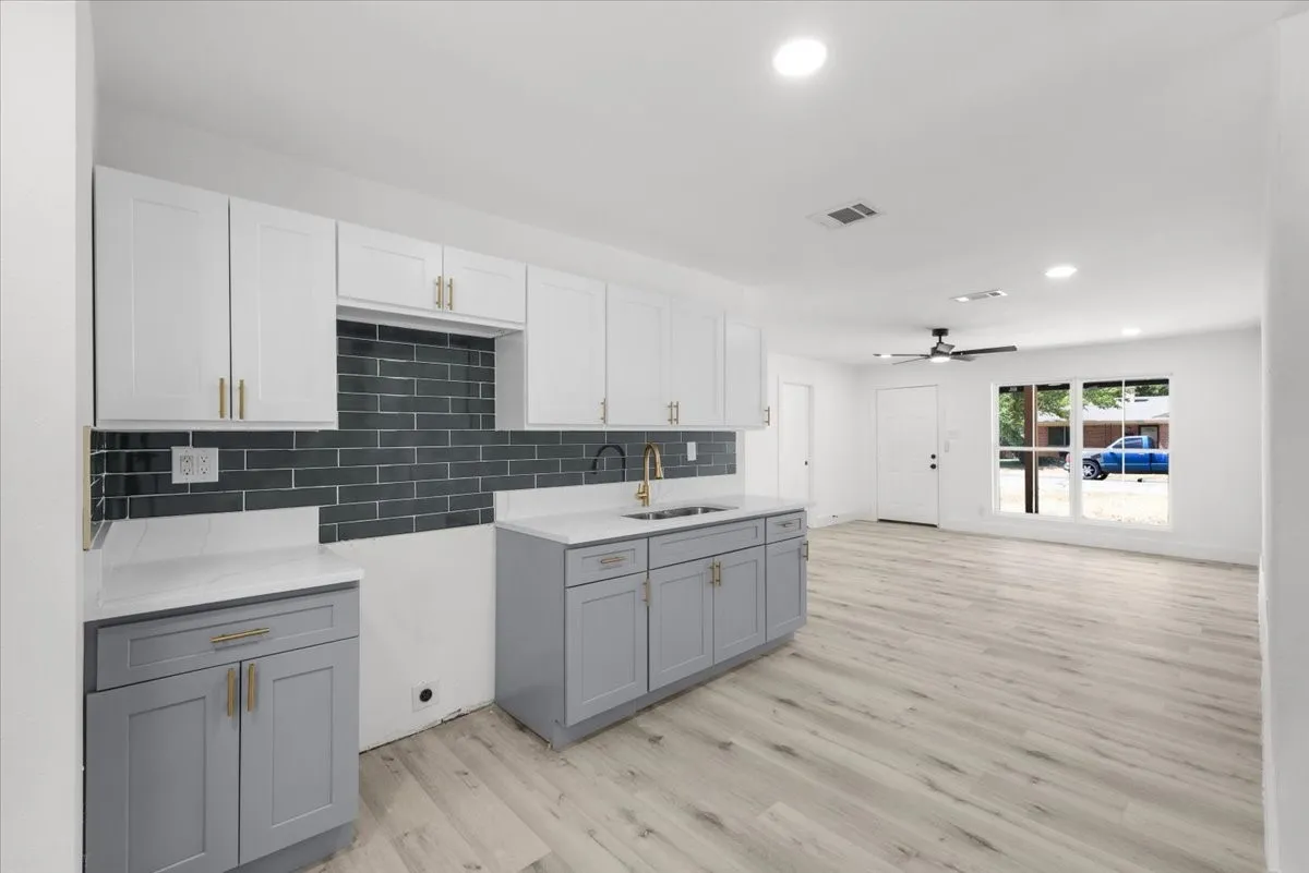 Single Family Residence For Sale in Tarrant County , 3725 Raphael Street, Fort Worth, Texas 76119, 3 Bedroom, 2 Bathroom, 2 Garage spaces, 1,378 Sqft, built in 1966, mls#21380708, Real Estate Agent in Fort Worth, Homes For Sale in Tarrant county, Homes For Sale in Fort Worth, Realtor in Fort Worth Texas, Real Estate Brokerage Independent Realty Texas, Luminita Cordes Realtor