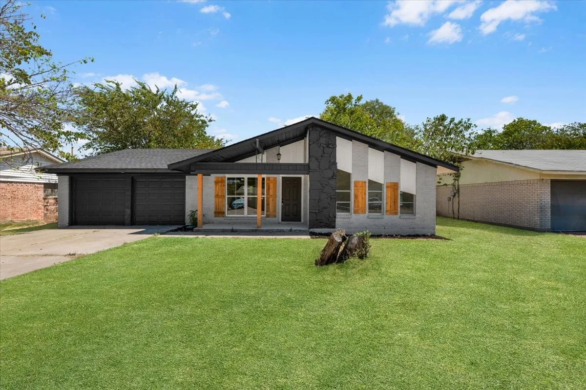 Single Family Residence For Sale in Tarrant County , 3725 Raphael Street, Fort Worth, Texas 76119, 3 Bedroom, 2 Bathroom, 2 Garage spaces, 1,378 Sqft, built in 1966, mls#21380708, Real Estate Agent in Fort Worth, Homes For Sale in Tarrant county, Homes For Sale in Fort Worth, Realtor in Fort Worth Texas, Real Estate Brokerage Independent Realty Texas, Luminita Cordes Realtor