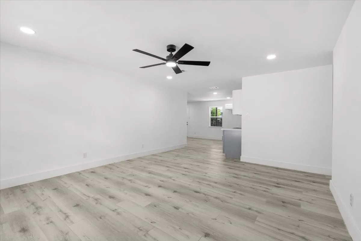 Single Family Residence For Sale in Tarrant County , 3725 Raphael Street, Fort Worth, Texas 76119, 3 Bedroom, 2 Bathroom, 2 Garage spaces, 1,378 Sqft, built in 1966, mls#21380708, Real Estate Agent in Fort Worth, Homes For Sale in Tarrant county, Homes For Sale in Fort Worth, Realtor in Fort Worth Texas, Real Estate Brokerage Independent Realty Texas, Luminita Cordes Realtor
