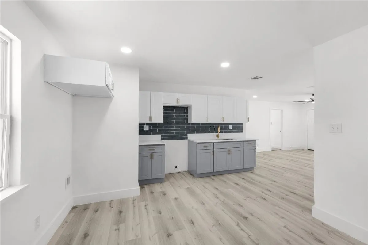 Single Family Residence For Sale in Tarrant County , 3725 Raphael Street, Fort Worth, Texas 76119, 3 Bedroom, 2 Bathroom, 2 Garage spaces, 1,378 Sqft, built in 1966, mls#21380708, Real Estate Agent in Fort Worth, Homes For Sale in Tarrant county, Homes For Sale in Fort Worth, Realtor in Fort Worth Texas, Real Estate Brokerage Independent Realty Texas, Luminita Cordes Realtor