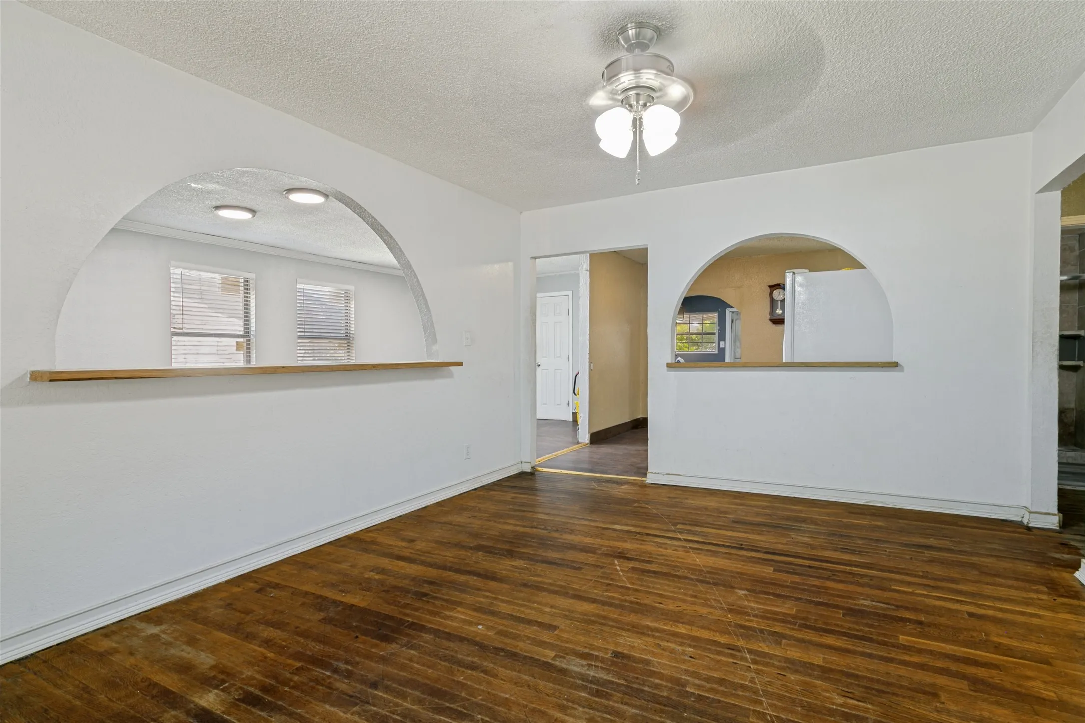 Single Family Residence For Sale in Tarrant County , 4329 Lubbock Avenue, Fort Worth, Texas 76115, 4 Bedroom, 2 Bathroom, Garage spaces, 1,612 Sqft, built in 1949, mls#21380996, Real Estate Agent in Fort Worth, Homes For Sale in Tarrant county, Homes For Sale in Fort Worth, Realtor in Fort Worth Texas, Real Estate Brokerage Independent Realty Texas, Luminita Cordes Realtor