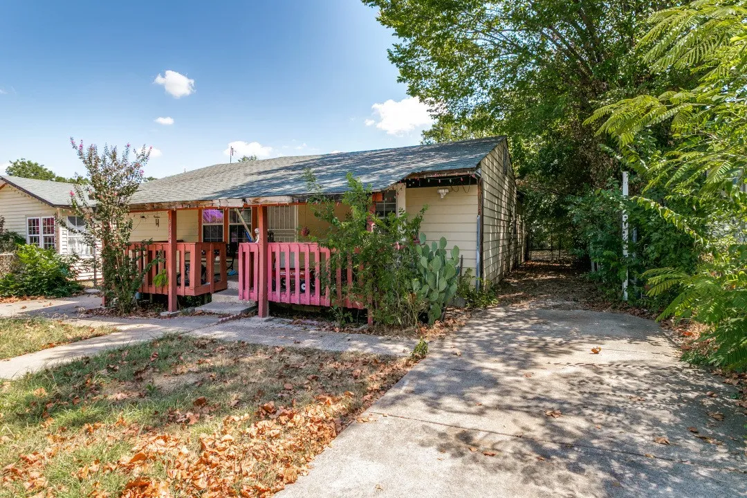 Single Family Residence For Sale in Tarrant County , 4329 Lubbock Avenue, Fort Worth, Texas 76115, 4 Bedroom, 2 Bathroom, Garage spaces, 1,612 Sqft, built in 1949, mls#21380996, Real Estate Agent in Fort Worth, Homes For Sale in Tarrant county, Homes For Sale in Fort Worth, Realtor in Fort Worth Texas, Real Estate Brokerage Independent Realty Texas, Luminita Cordes Realtor