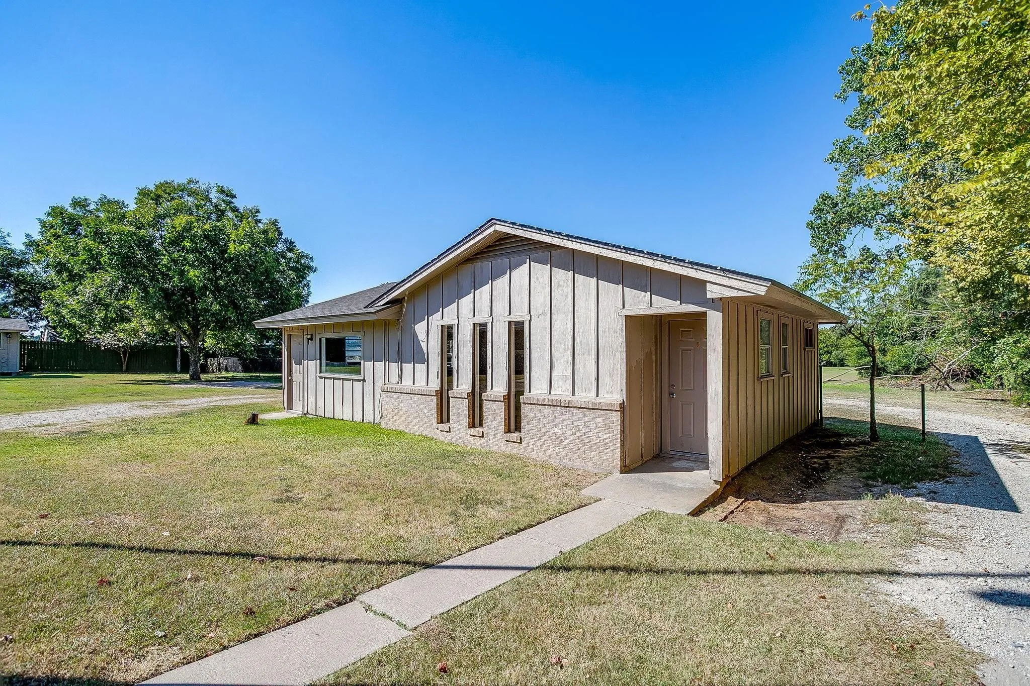 Office For Sale in Johnson County , 1060 S Burleson Boulevard, Burleson, Texas 76028, 0, 0, Garage spaces, 0 Sqft, built in 1969, mls#21381062, Real Estate Agent in Burleson, Homes For Sale in Johnson county, Homes For Sale in Burleson, Realtor in Burleson Texas, Real Estate Brokerage Independent Realty Texas, Luminita Cordes Realtor