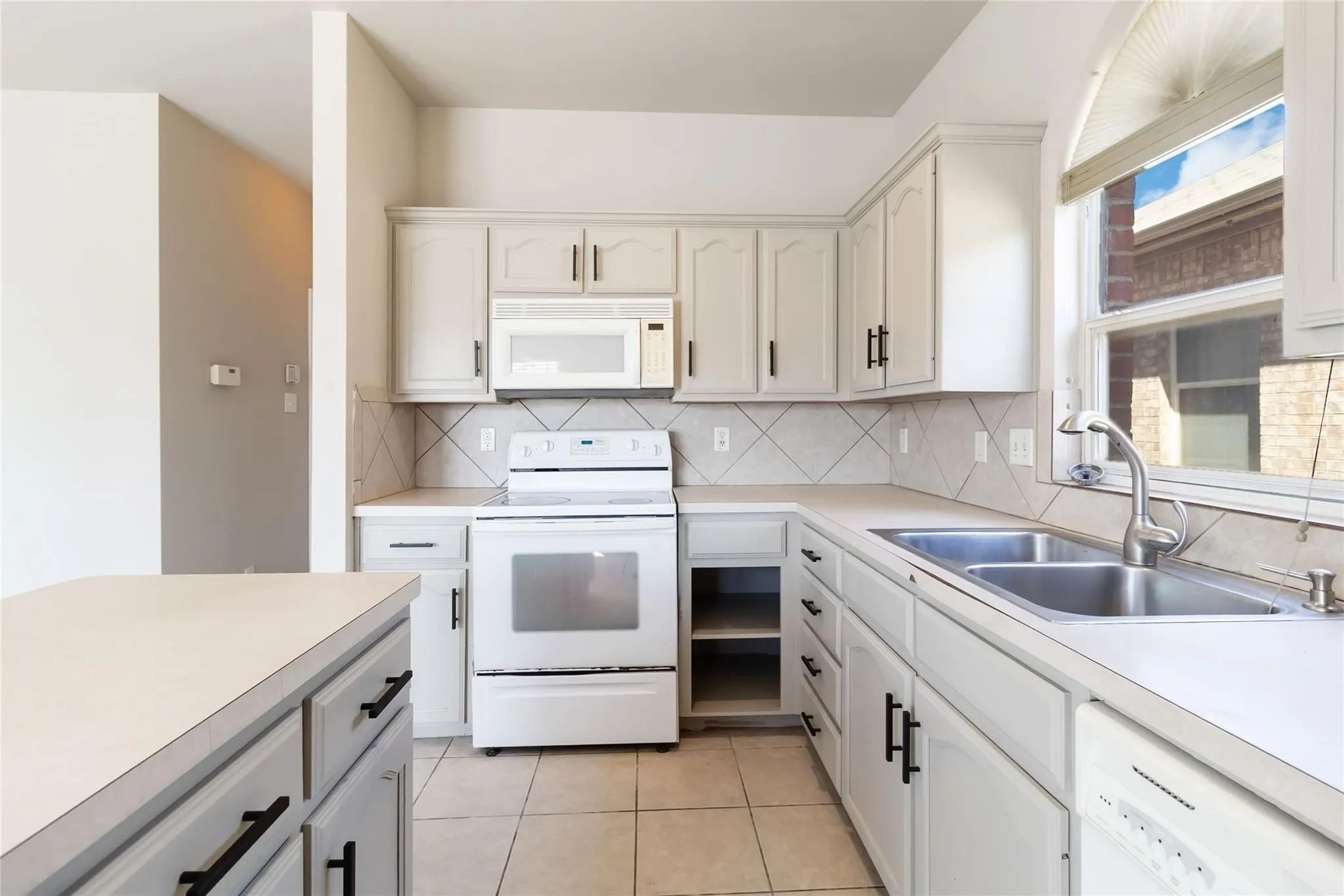 Single Family Residence For Sale in Tarrant County , 2680 Silver Hill Drive, Fort Worth, Texas 76131, 3 Bedroom, 3 Bathroom, 2 Garage spaces, 1,773 Sqft, built in 2003, mls#21381068, Real Estate Agent in Fort Worth, Homes For Sale in Tarrant county, Homes For Sale in Fort Worth, Realtor in Fort Worth Texas, Real Estate Brokerage Independent Realty Texas, Luminita Cordes Realtor