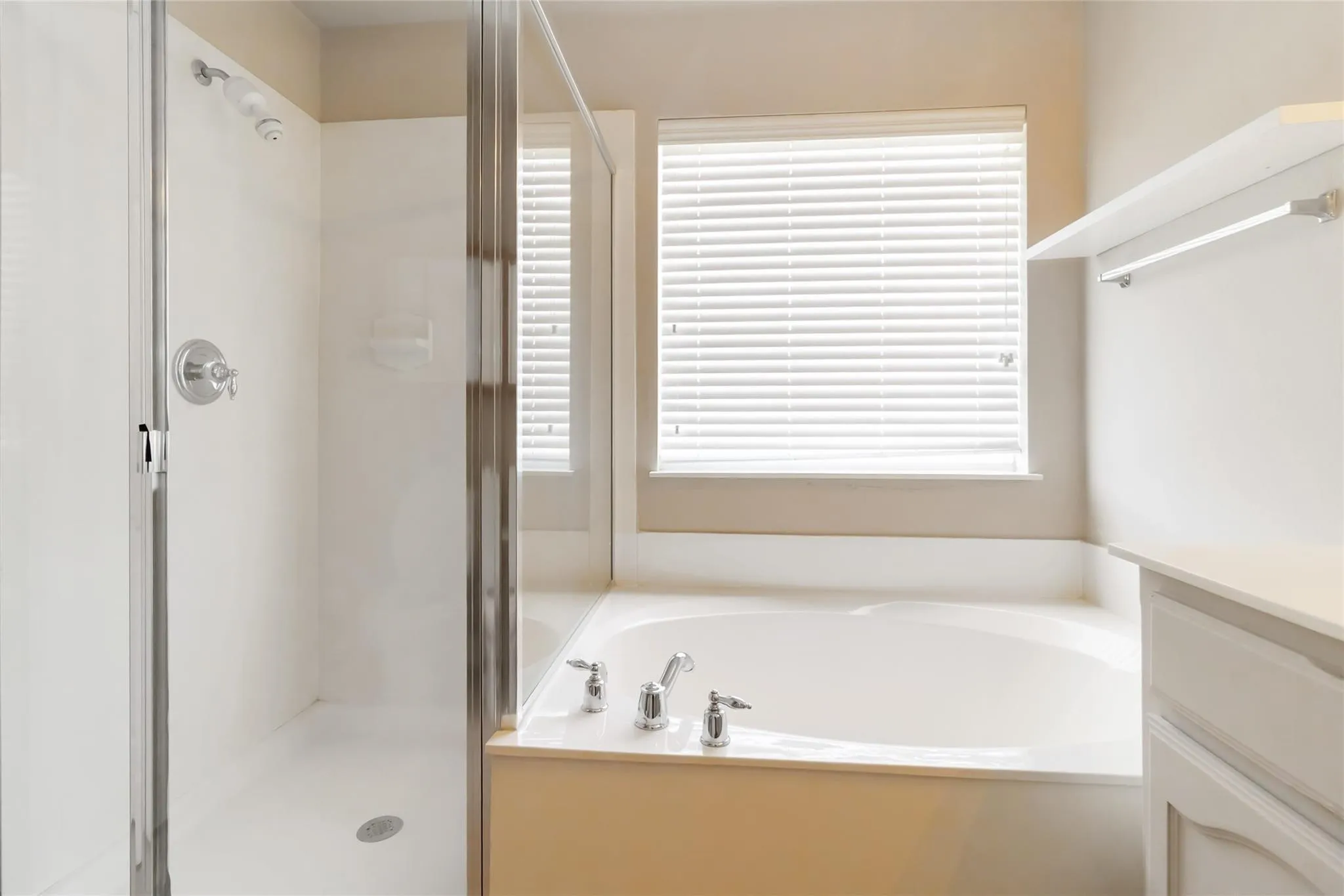 Single Family Residence For Sale in Tarrant County , 2680 Silver Hill Drive, Fort Worth, Texas 76131, 3 Bedroom, 3 Bathroom, 2 Garage spaces, 1,773 Sqft, built in 2003, mls#21381068, Real Estate Agent in Fort Worth, Homes For Sale in Tarrant county, Homes For Sale in Fort Worth, Realtor in Fort Worth Texas, Real Estate Brokerage Independent Realty Texas, Luminita Cordes Realtor