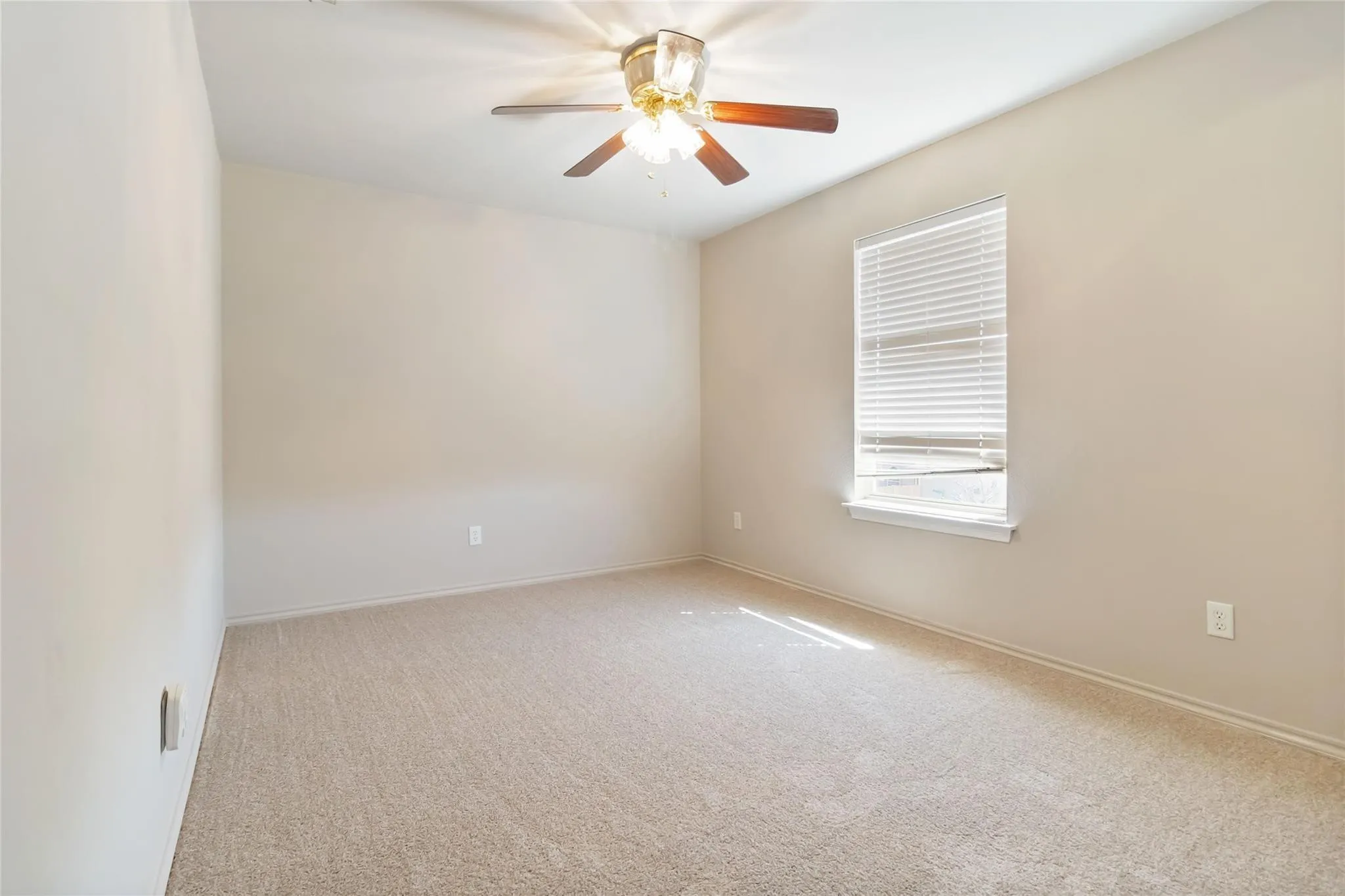 Single Family Residence For Sale in Tarrant County , 2680 Silver Hill Drive, Fort Worth, Texas 76131, 3 Bedroom, 3 Bathroom, 2 Garage spaces, 1,773 Sqft, built in 2003, mls#21381068, Real Estate Agent in Fort Worth, Homes For Sale in Tarrant county, Homes For Sale in Fort Worth, Realtor in Fort Worth Texas, Real Estate Brokerage Independent Realty Texas, Luminita Cordes Realtor