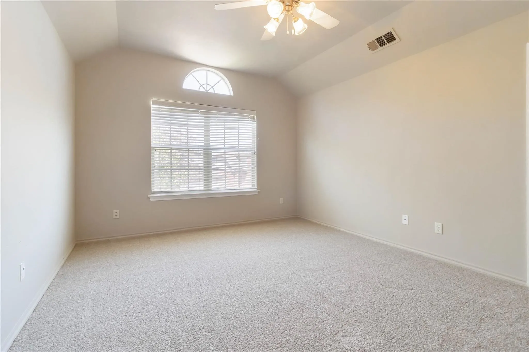 Single Family Residence For Sale in Tarrant County , 2680 Silver Hill Drive, Fort Worth, Texas 76131, 3 Bedroom, 3 Bathroom, 2 Garage spaces, 1,773 Sqft, built in 2003, mls#21381068, Real Estate Agent in Fort Worth, Homes For Sale in Tarrant county, Homes For Sale in Fort Worth, Realtor in Fort Worth Texas, Real Estate Brokerage Independent Realty Texas, Luminita Cordes Realtor