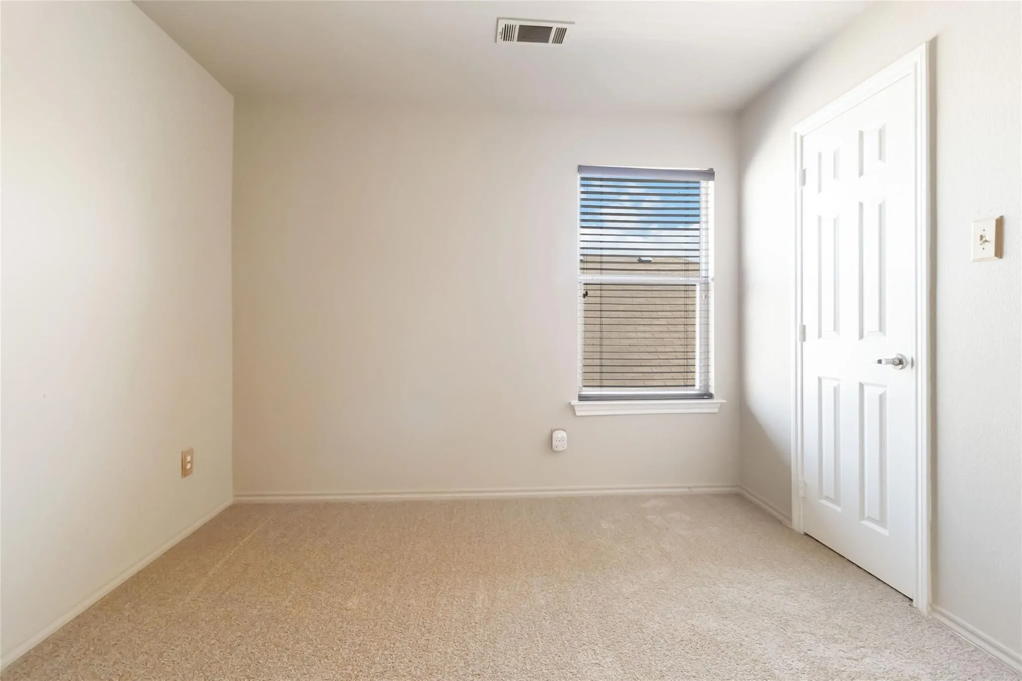 Single Family Residence For Sale in Tarrant County , 2680 Silver Hill Drive, Fort Worth, Texas 76131, 3 Bedroom, 3 Bathroom, 2 Garage spaces, 1,773 Sqft, built in 2003, mls#21381068, Real Estate Agent in Fort Worth, Homes For Sale in Tarrant county, Homes For Sale in Fort Worth, Realtor in Fort Worth Texas, Real Estate Brokerage Independent Realty Texas, Luminita Cordes Realtor