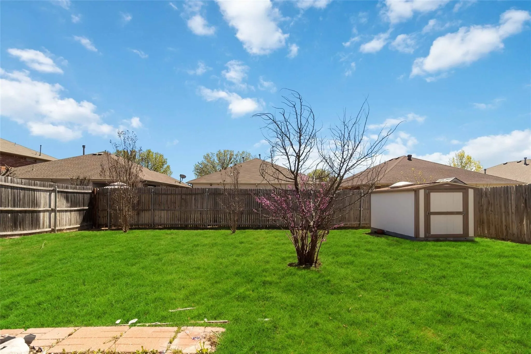 Single Family Residence For Sale in Tarrant County , 2680 Silver Hill Drive, Fort Worth, Texas 76131, 3 Bedroom, 3 Bathroom, 2 Garage spaces, 1,773 Sqft, built in 2003, mls#21381068, Real Estate Agent in Fort Worth, Homes For Sale in Tarrant county, Homes For Sale in Fort Worth, Realtor in Fort Worth Texas, Real Estate Brokerage Independent Realty Texas, Luminita Cordes Realtor