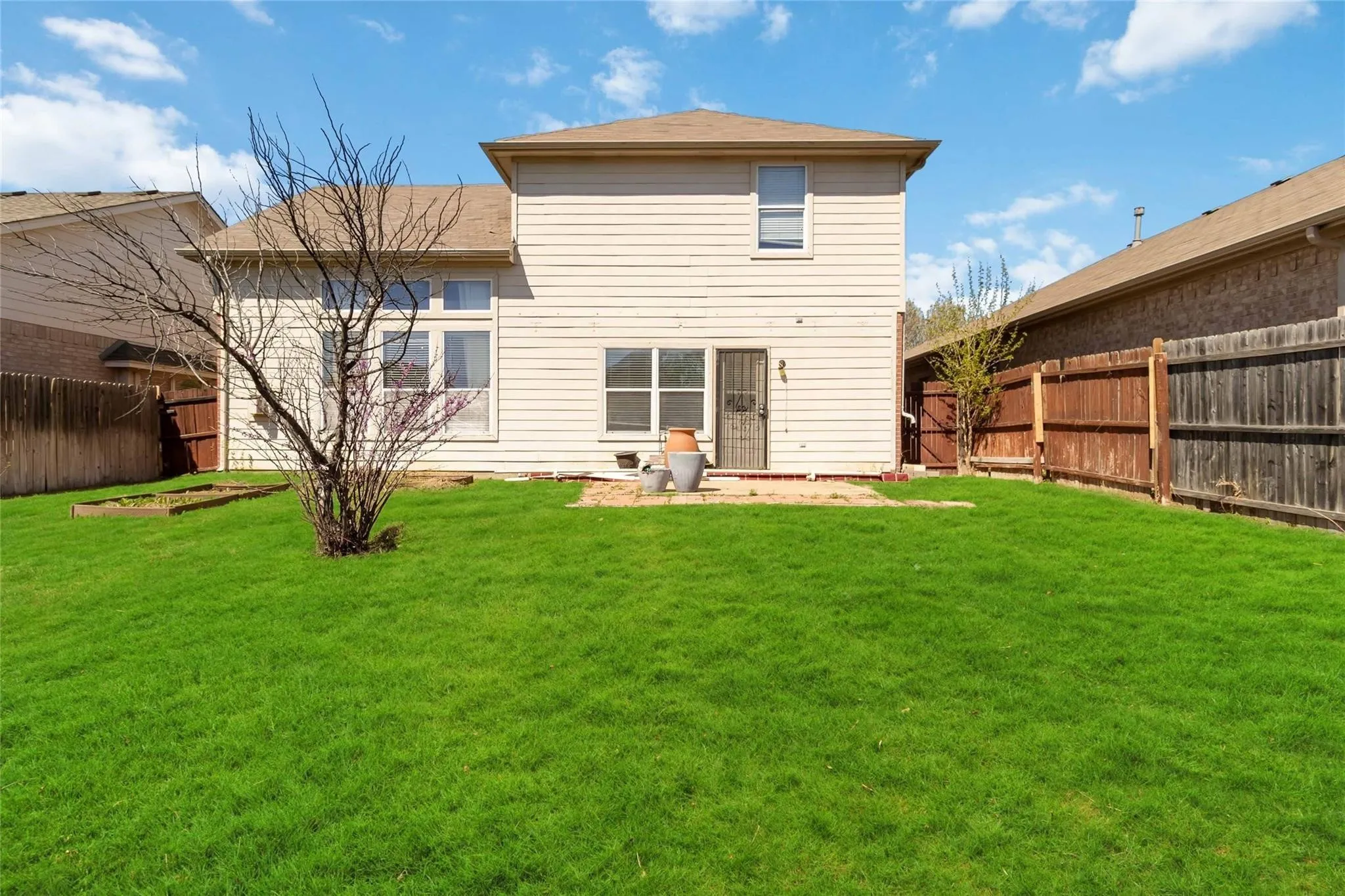 Single Family Residence For Sale in Tarrant County , 2680 Silver Hill Drive, Fort Worth, Texas 76131, 3 Bedroom, 3 Bathroom, 2 Garage spaces, 1,773 Sqft, built in 2003, mls#21381068, Real Estate Agent in Fort Worth, Homes For Sale in Tarrant county, Homes For Sale in Fort Worth, Realtor in Fort Worth Texas, Real Estate Brokerage Independent Realty Texas, Luminita Cordes Realtor