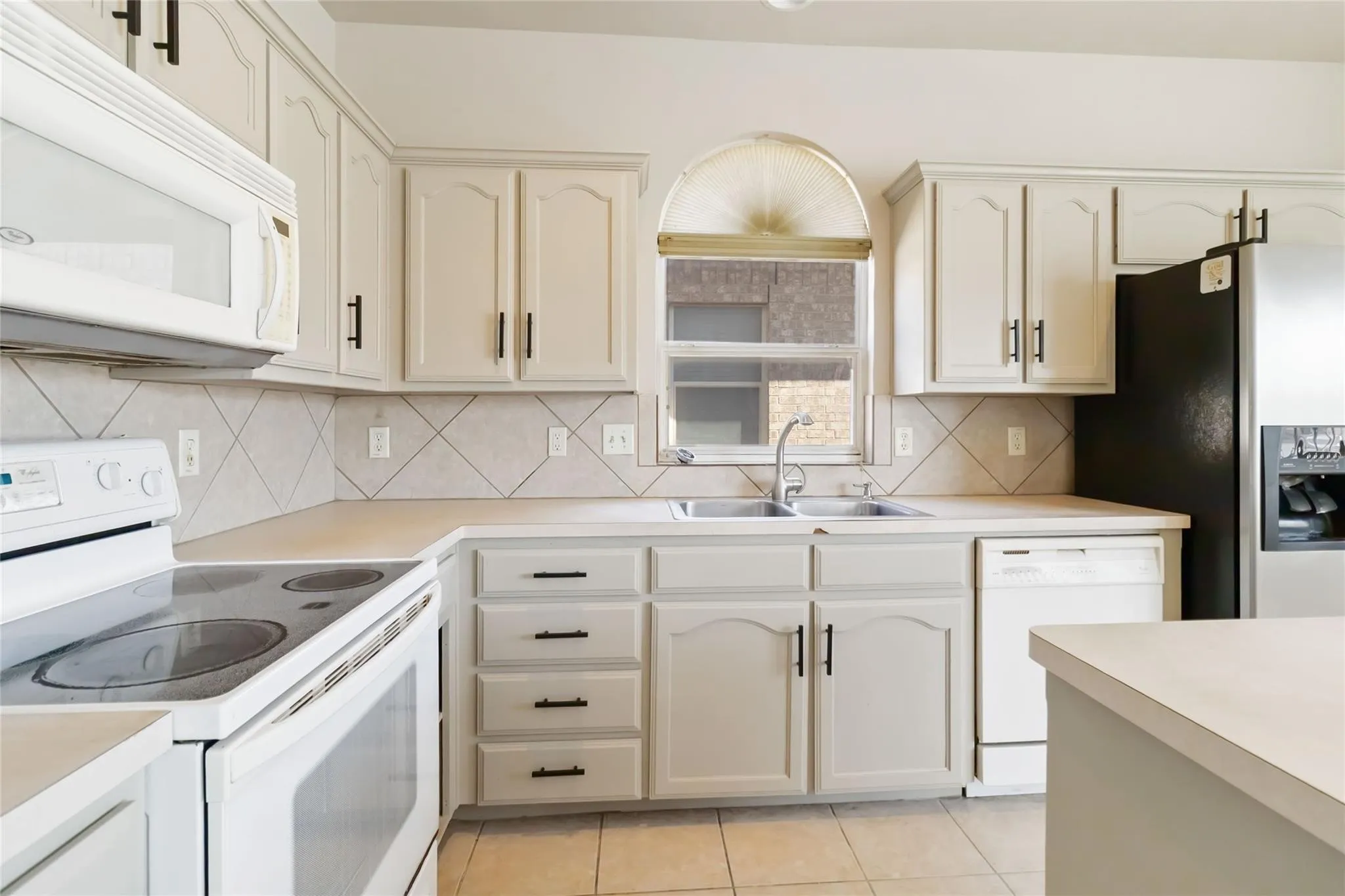 Single Family Residence For Sale in Tarrant County , 2680 Silver Hill Drive, Fort Worth, Texas 76131, 3 Bedroom, 3 Bathroom, 2 Garage spaces, 1,773 Sqft, built in 2003, mls#21381068, Real Estate Agent in Fort Worth, Homes For Sale in Tarrant county, Homes For Sale in Fort Worth, Realtor in Fort Worth Texas, Real Estate Brokerage Independent Realty Texas, Luminita Cordes Realtor