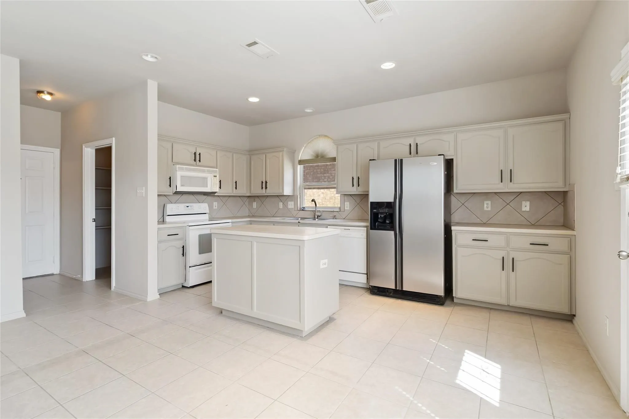 Single Family Residence For Sale in Tarrant County , 2680 Silver Hill Drive, Fort Worth, Texas 76131, 3 Bedroom, 3 Bathroom, 2 Garage spaces, 1,773 Sqft, built in 2003, mls#21381068, Real Estate Agent in Fort Worth, Homes For Sale in Tarrant county, Homes For Sale in Fort Worth, Realtor in Fort Worth Texas, Real Estate Brokerage Independent Realty Texas, Luminita Cordes Realtor