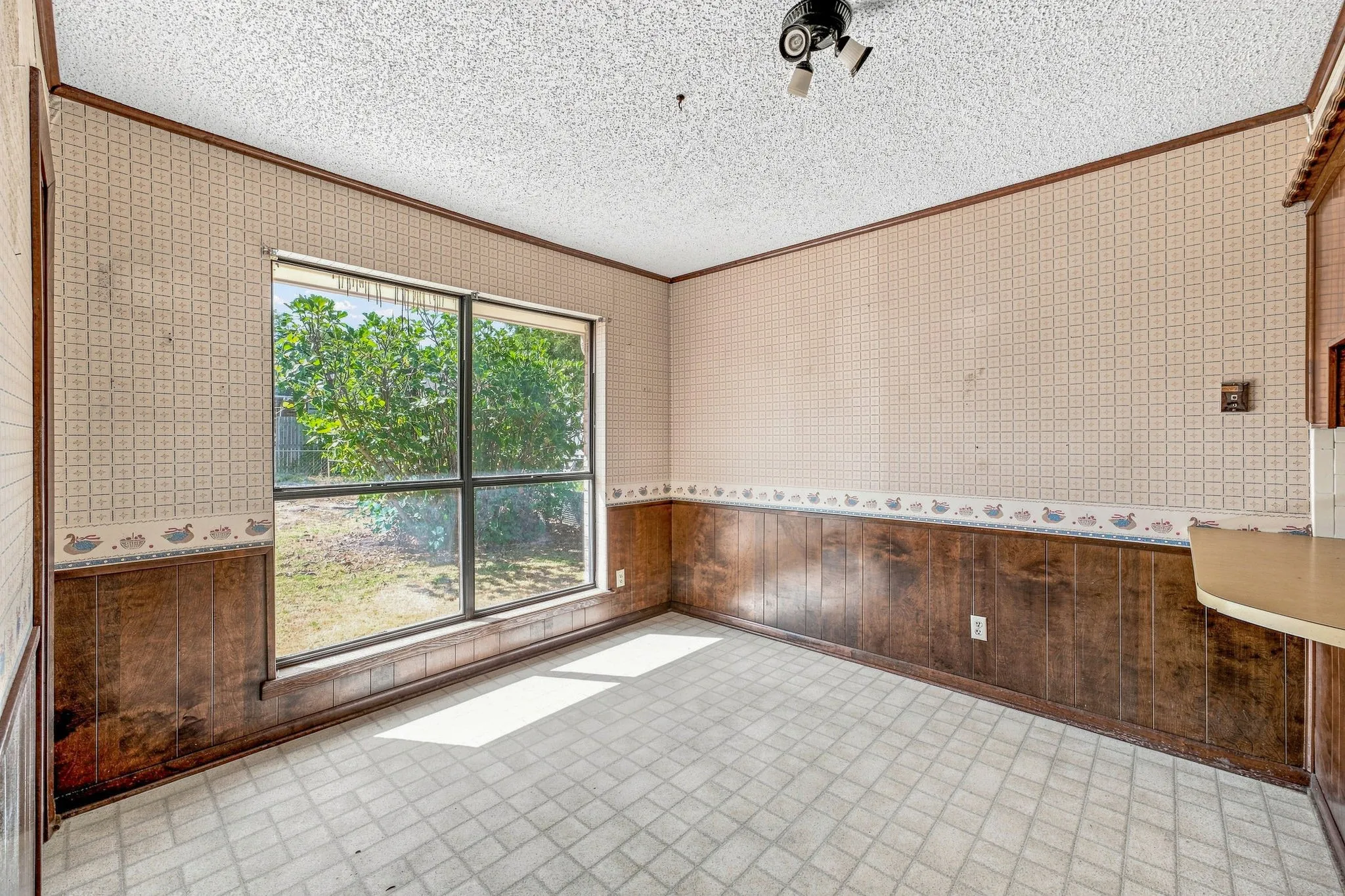 Single Family Residence For Sale in Erath County , 108 Sharp Drive, Stephenville, Texas 76401, 3 Bedroom, 2 Bathroom, 2 Garage spaces, 1,596 Sqft, built in 1979, mls#21381045, Real Estate Agent in Stephenville, Homes For Sale in Erath county, Homes For Sale in Stephenville, Realtor in Stephenville Texas, Real Estate Brokerage Independent Realty Texas, Luminita Cordes Realtor