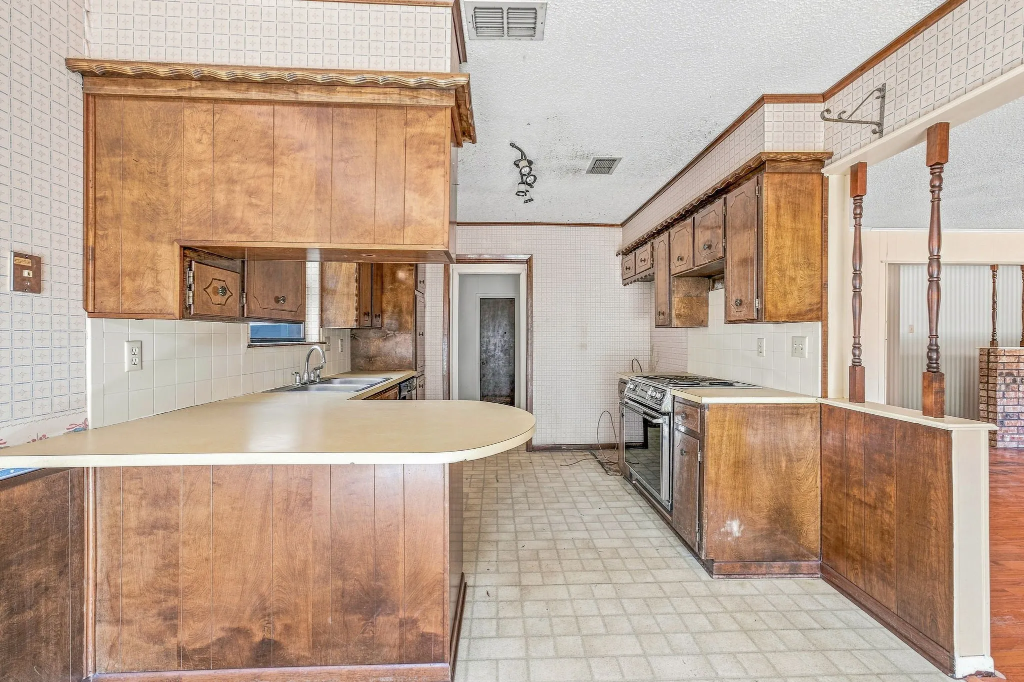 Single Family Residence For Sale in Erath County , 108 Sharp Drive, Stephenville, Texas 76401, 3 Bedroom, 2 Bathroom, 2 Garage spaces, 1,596 Sqft, built in 1979, mls#21381045, Real Estate Agent in Stephenville, Homes For Sale in Erath county, Homes For Sale in Stephenville, Realtor in Stephenville Texas, Real Estate Brokerage Independent Realty Texas, Luminita Cordes Realtor