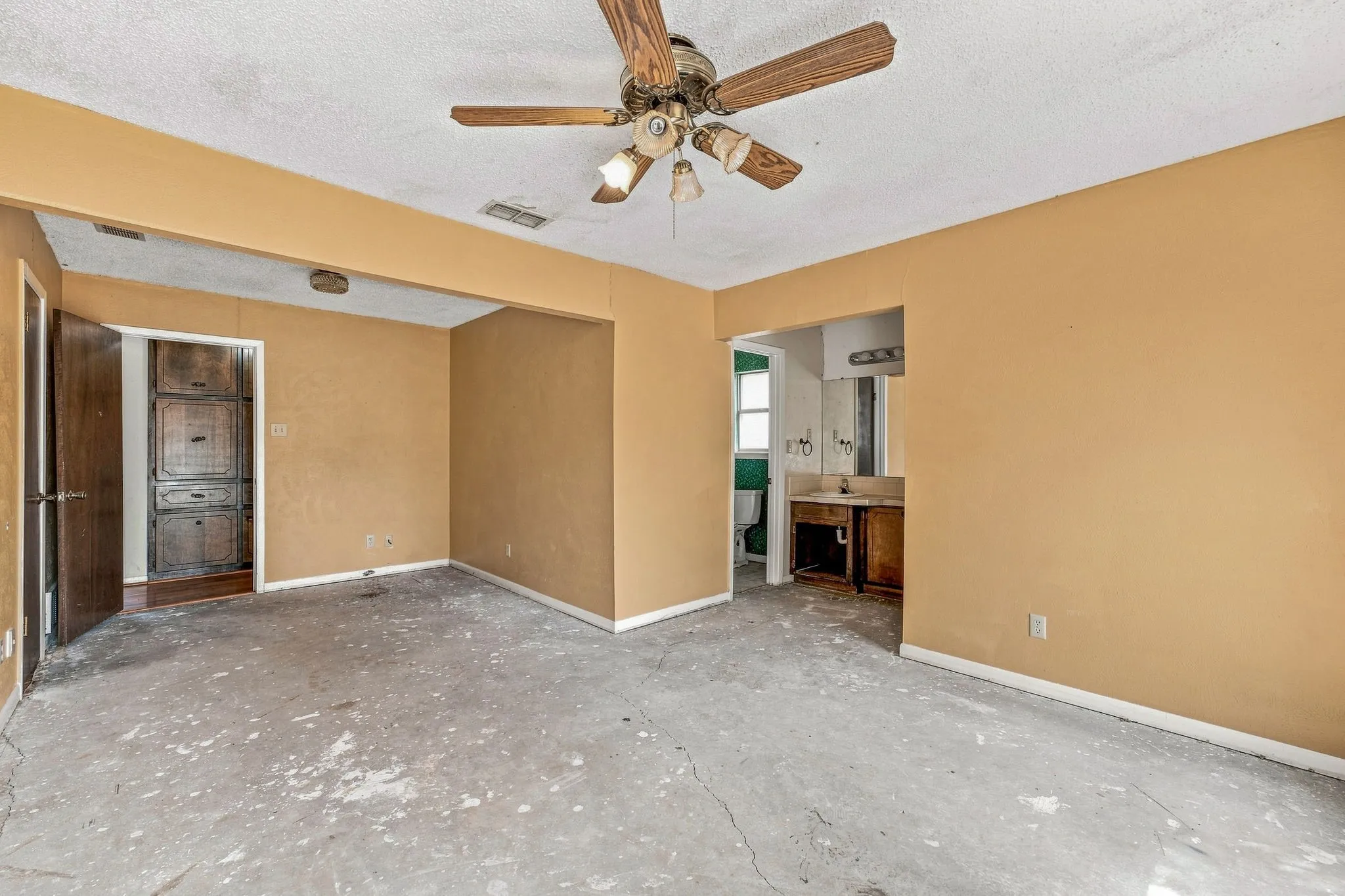 Single Family Residence For Sale in Erath County , 108 Sharp Drive, Stephenville, Texas 76401, 3 Bedroom, 2 Bathroom, 2 Garage spaces, 1,596 Sqft, built in 1979, mls#21381045, Real Estate Agent in Stephenville, Homes For Sale in Erath county, Homes For Sale in Stephenville, Realtor in Stephenville Texas, Real Estate Brokerage Independent Realty Texas, Luminita Cordes Realtor