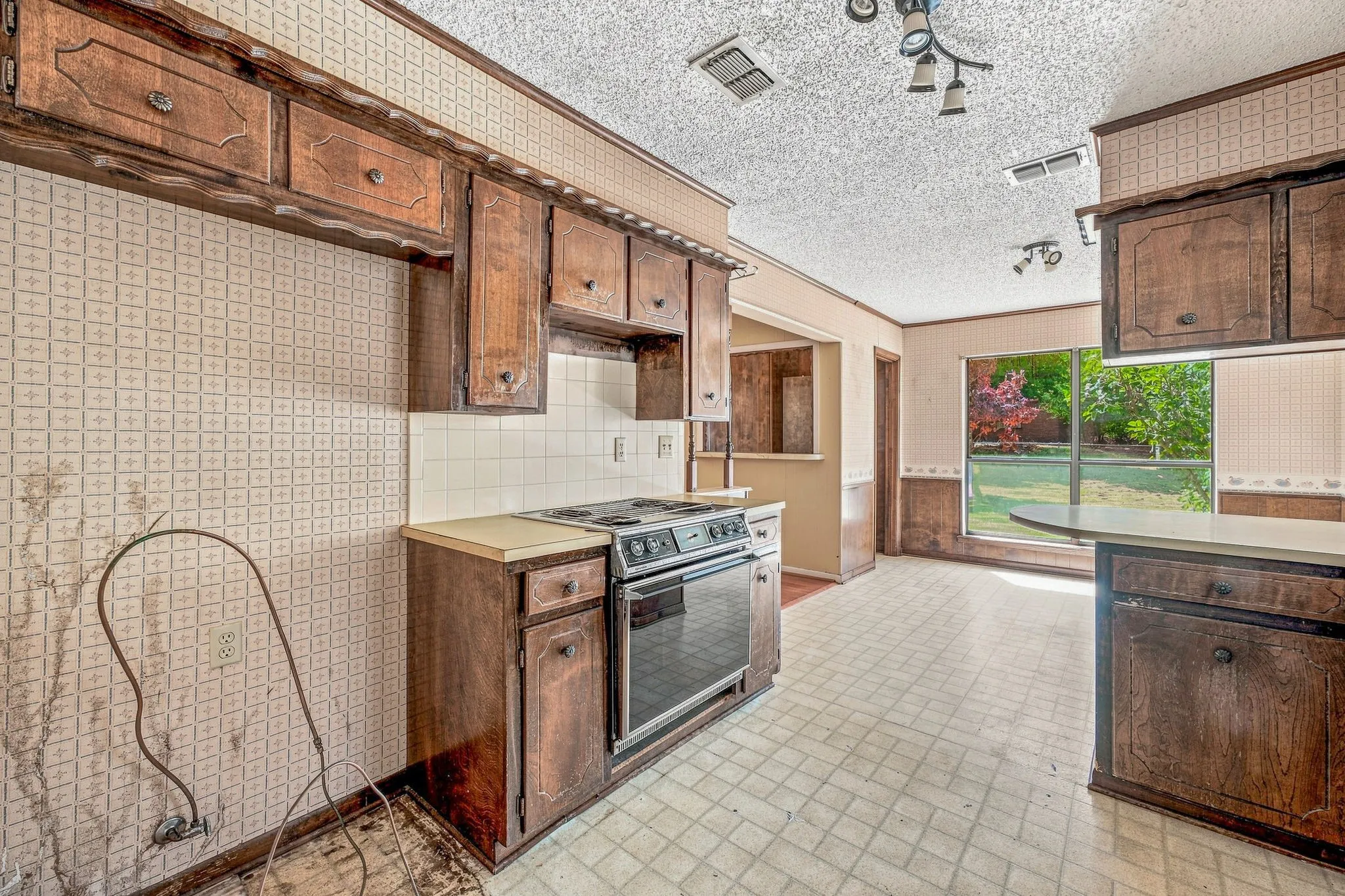 Single Family Residence For Sale in Erath County , 108 Sharp Drive, Stephenville, Texas 76401, 3 Bedroom, 2 Bathroom, 2 Garage spaces, 1,596 Sqft, built in 1979, mls#21381045, Real Estate Agent in Stephenville, Homes For Sale in Erath county, Homes For Sale in Stephenville, Realtor in Stephenville Texas, Real Estate Brokerage Independent Realty Texas, Luminita Cordes Realtor