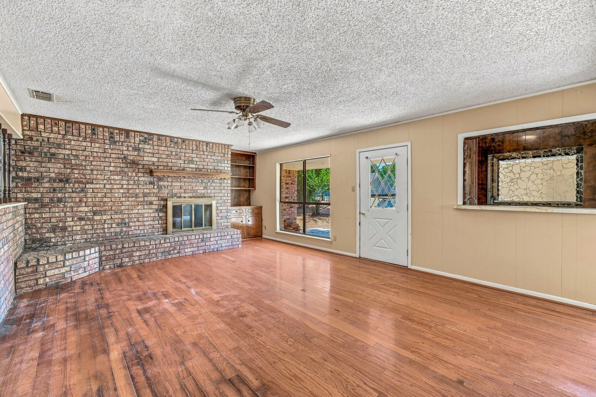 Single Family Residence For Sale in Erath County , 108 Sharp Drive, Stephenville, Texas 76401, 3 Bedroom, 2 Bathroom, 2 Garage spaces, 1,596 Sqft, built in 1979, mls#21381045, Real Estate Agent in Stephenville, Homes For Sale in Erath county, Homes For Sale in Stephenville, Realtor in Stephenville Texas, Real Estate Brokerage Independent Realty Texas, Luminita Cordes Realtor