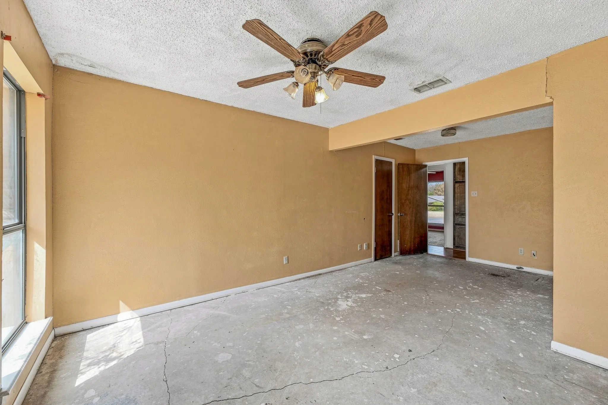 Single Family Residence For Sale in Erath County , 108 Sharp Drive, Stephenville, Texas 76401, 3 Bedroom, 2 Bathroom, 2 Garage spaces, 1,596 Sqft, built in 1979, mls#21381045, Real Estate Agent in Stephenville, Homes For Sale in Erath county, Homes For Sale in Stephenville, Realtor in Stephenville Texas, Real Estate Brokerage Independent Realty Texas, Luminita Cordes Realtor