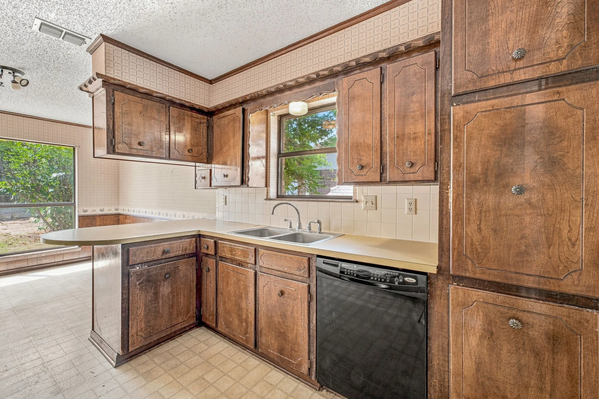 Single Family Residence For Sale in Erath County , 108 Sharp Drive, Stephenville, Texas 76401, 3 Bedroom, 2 Bathroom, 2 Garage spaces, 1,596 Sqft, built in 1979, mls#21381045, Real Estate Agent in Stephenville, Homes For Sale in Erath county, Homes For Sale in Stephenville, Realtor in Stephenville Texas, Real Estate Brokerage Independent Realty Texas, Luminita Cordes Realtor