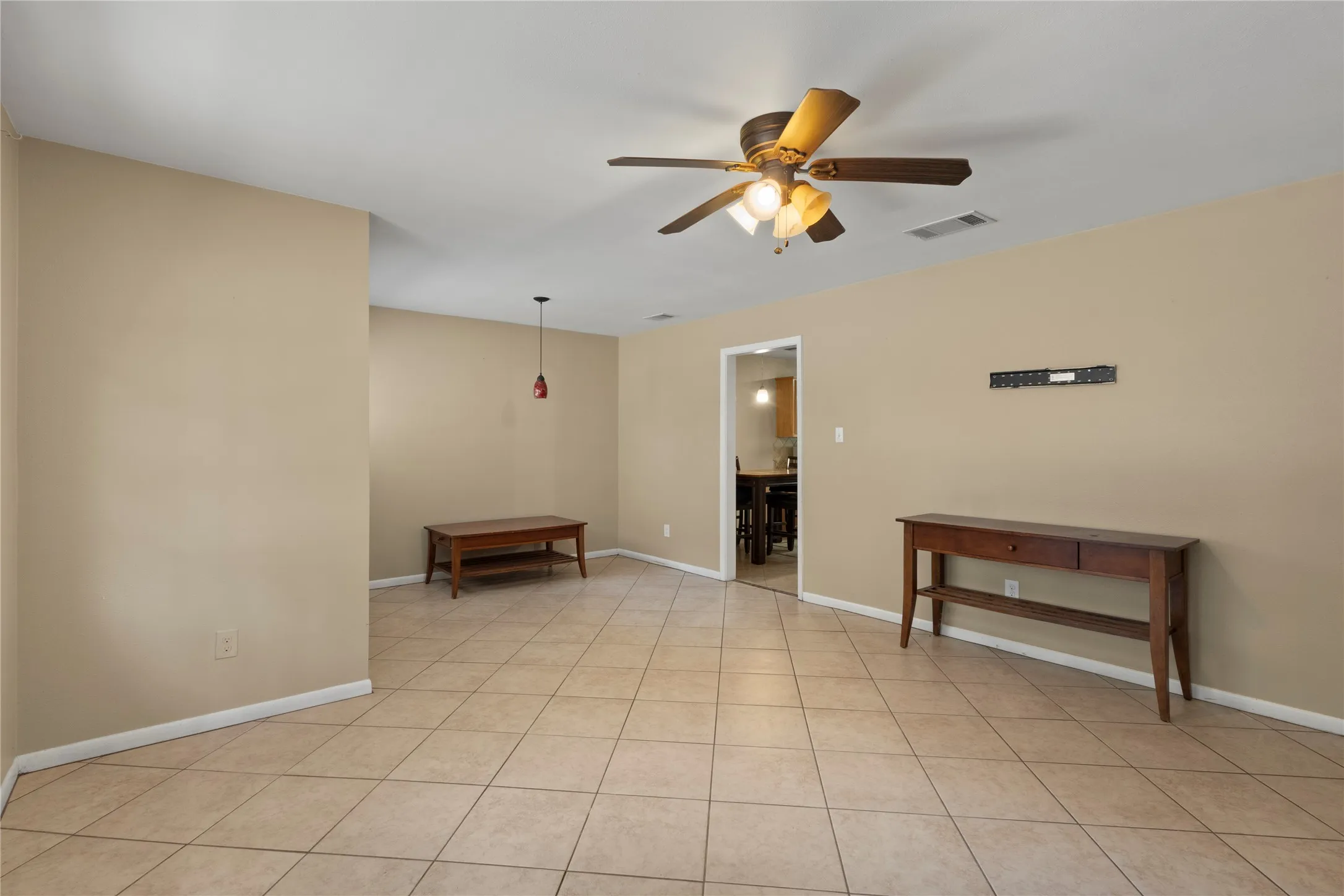 Single Family Residence For Rent in Tarrant County , 7109 Jewell Avenue, Fort Worth, Texas 76112, 3 Bedroom, 2 Bathroom, 2 Garage spaces, 1,842 Sqft, built in 1959, mls#21381077, Real Estate Agent in Fort Worth, Homes For Rent in Tarrant county, Homes For Rent in Fort Worth, Realtor in Fort Worth Texas, Real Estate Brokerage Independent Realty Texas, Luminita Cordes Realtor