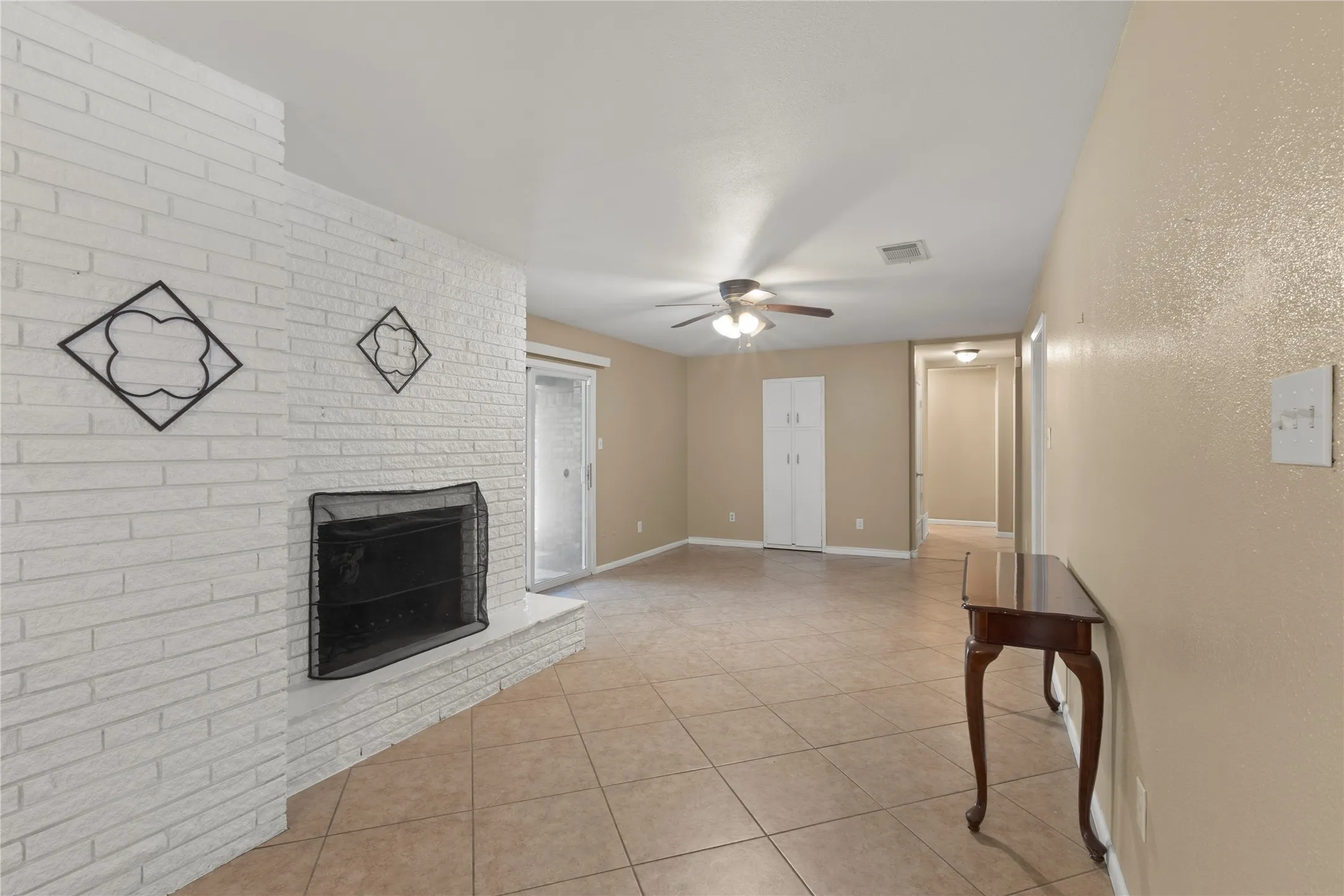 Single Family Residence For Rent in Tarrant County , 7109 Jewell Avenue, Fort Worth, Texas 76112, 3 Bedroom, 2 Bathroom, 2 Garage spaces, 1,842 Sqft, built in 1959, mls#21381077, Real Estate Agent in Fort Worth, Homes For Rent in Tarrant county, Homes For Rent in Fort Worth, Realtor in Fort Worth Texas, Real Estate Brokerage Independent Realty Texas, Luminita Cordes Realtor