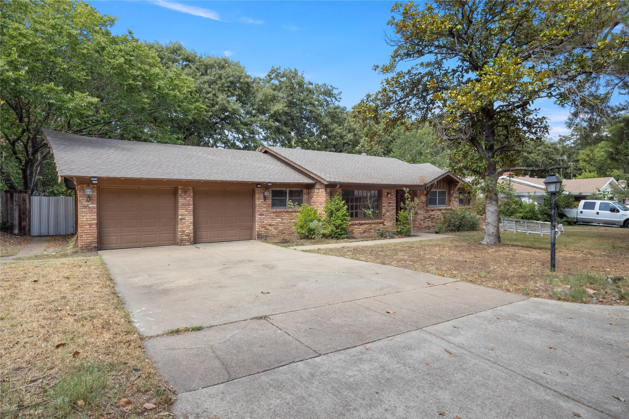 Single Family Residence For Rent in Tarrant County , 7109 Jewell Avenue, Fort Worth, Texas 76112, 3 Bedroom, 2 Bathroom, 2 Garage spaces, 1,842 Sqft, built in 1959, mls#21381077, Real Estate Agent in Fort Worth, Homes For Rent in Tarrant county, Homes For Rent in Fort Worth, Realtor in Fort Worth Texas, Real Estate Brokerage Independent Realty Texas, Luminita Cordes Realtor