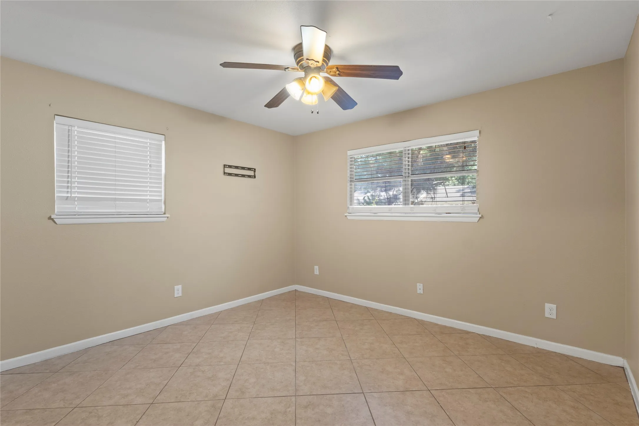 Single Family Residence For Rent in Tarrant County , 7109 Jewell Avenue, Fort Worth, Texas 76112, 3 Bedroom, 2 Bathroom, 2 Garage spaces, 1,842 Sqft, built in 1959, mls#21381077, Real Estate Agent in Fort Worth, Homes For Rent in Tarrant county, Homes For Rent in Fort Worth, Realtor in Fort Worth Texas, Real Estate Brokerage Independent Realty Texas, Luminita Cordes Realtor