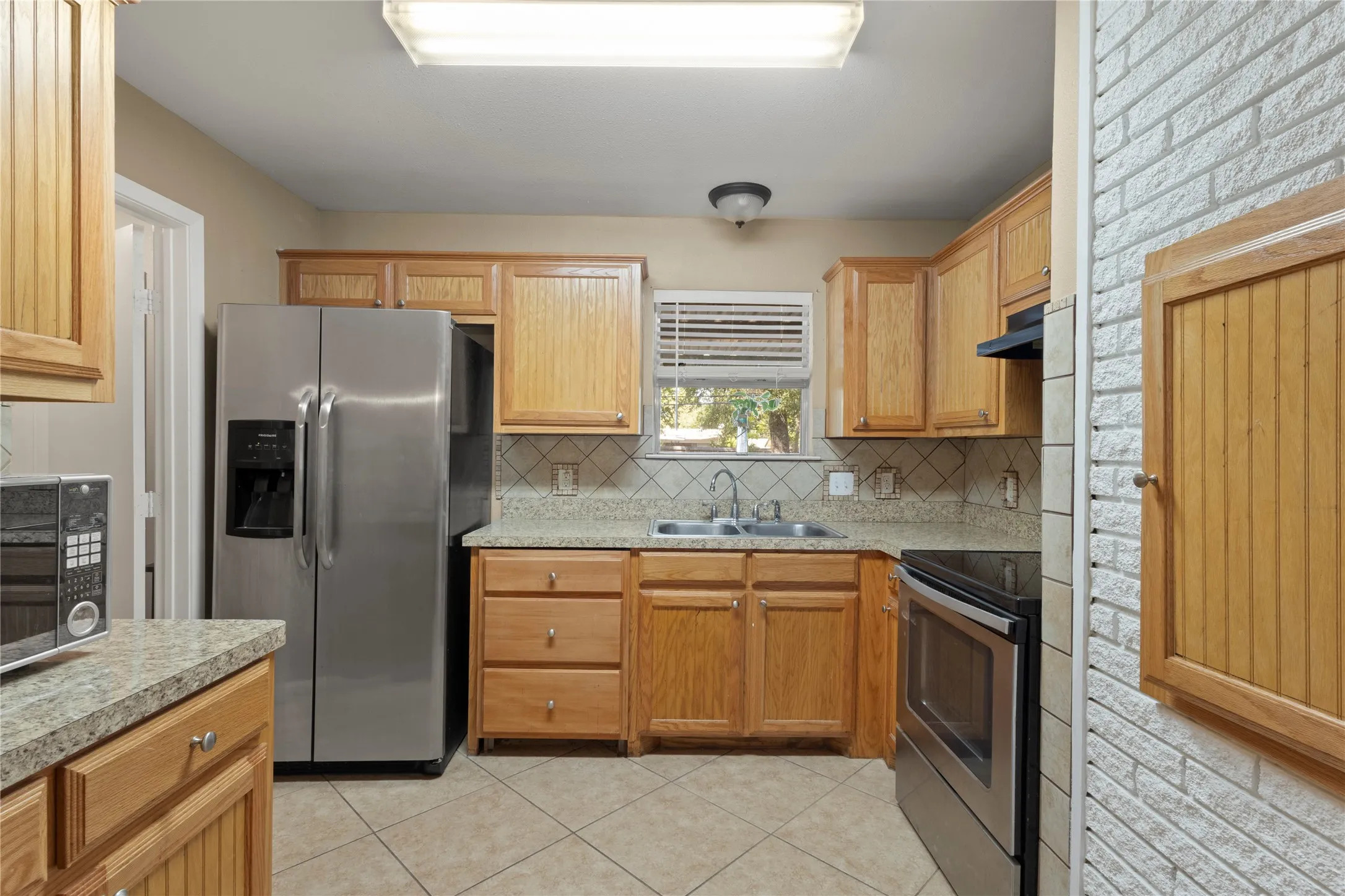 Single Family Residence For Rent in Tarrant County , 7109 Jewell Avenue, Fort Worth, Texas 76112, 3 Bedroom, 2 Bathroom, 2 Garage spaces, 1,842 Sqft, built in 1959, mls#21381077, Real Estate Agent in Fort Worth, Homes For Rent in Tarrant county, Homes For Rent in Fort Worth, Realtor in Fort Worth Texas, Real Estate Brokerage Independent Realty Texas, Luminita Cordes Realtor