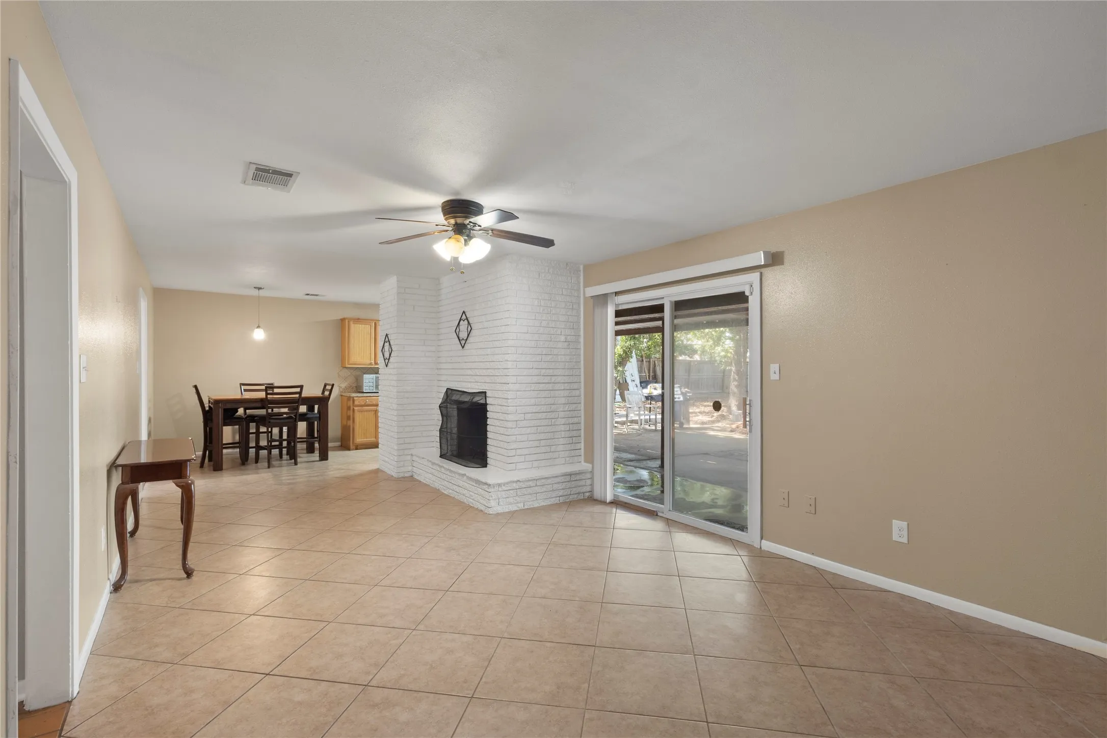 Single Family Residence For Rent in Tarrant County , 7109 Jewell Avenue, Fort Worth, Texas 76112, 3 Bedroom, 2 Bathroom, 2 Garage spaces, 1,842 Sqft, built in 1959, mls#21381077, Real Estate Agent in Fort Worth, Homes For Rent in Tarrant county, Homes For Rent in Fort Worth, Realtor in Fort Worth Texas, Real Estate Brokerage Independent Realty Texas, Luminita Cordes Realtor