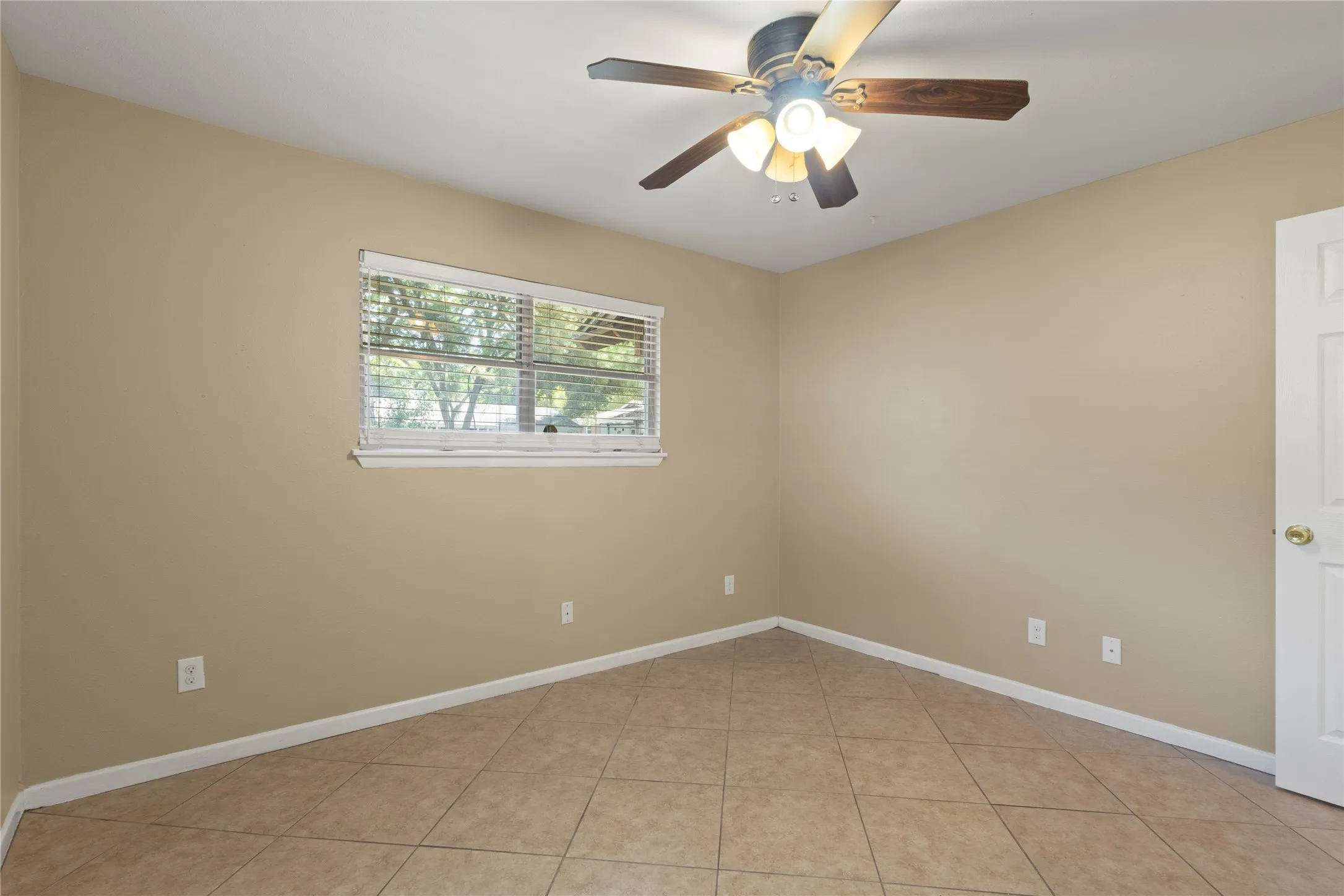 Single Family Residence For Rent in Tarrant County , 7109 Jewell Avenue, Fort Worth, Texas 76112, 3 Bedroom, 2 Bathroom, 2 Garage spaces, 1,842 Sqft, built in 1959, mls#21381077, Real Estate Agent in Fort Worth, Homes For Rent in Tarrant county, Homes For Rent in Fort Worth, Realtor in Fort Worth Texas, Real Estate Brokerage Independent Realty Texas, Luminita Cordes Realtor