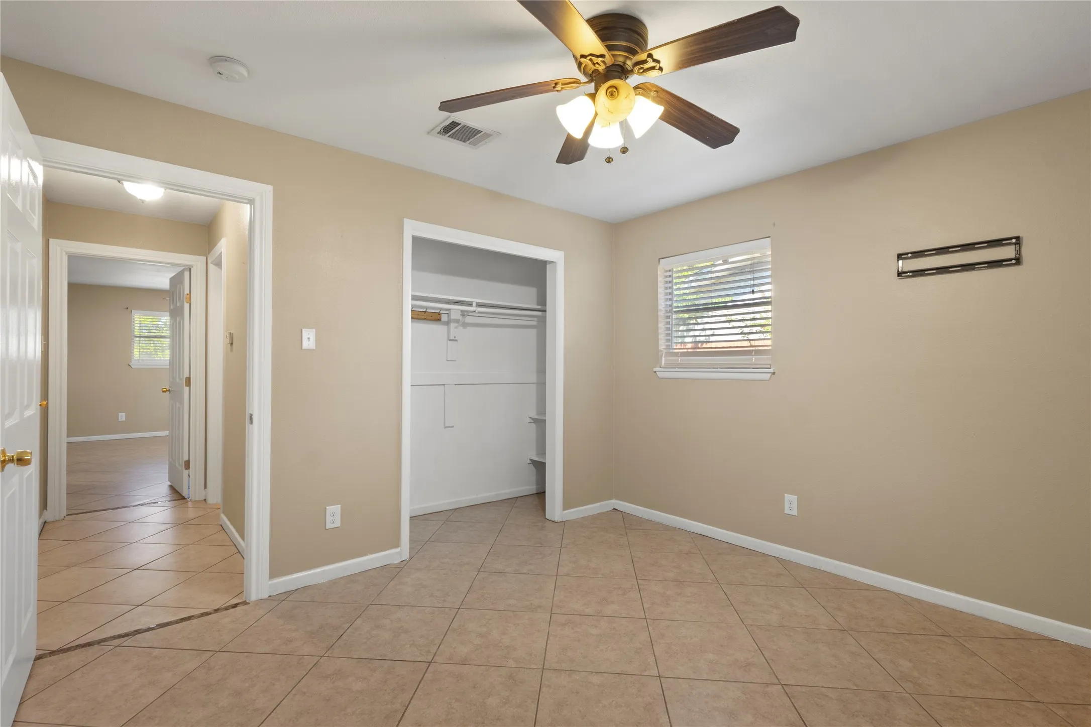 Single Family Residence For Rent in Tarrant County , 7109 Jewell Avenue, Fort Worth, Texas 76112, 3 Bedroom, 2 Bathroom, 2 Garage spaces, 1,842 Sqft, built in 1959, mls#21381077, Real Estate Agent in Fort Worth, Homes For Rent in Tarrant county, Homes For Rent in Fort Worth, Realtor in Fort Worth Texas, Real Estate Brokerage Independent Realty Texas, Luminita Cordes Realtor