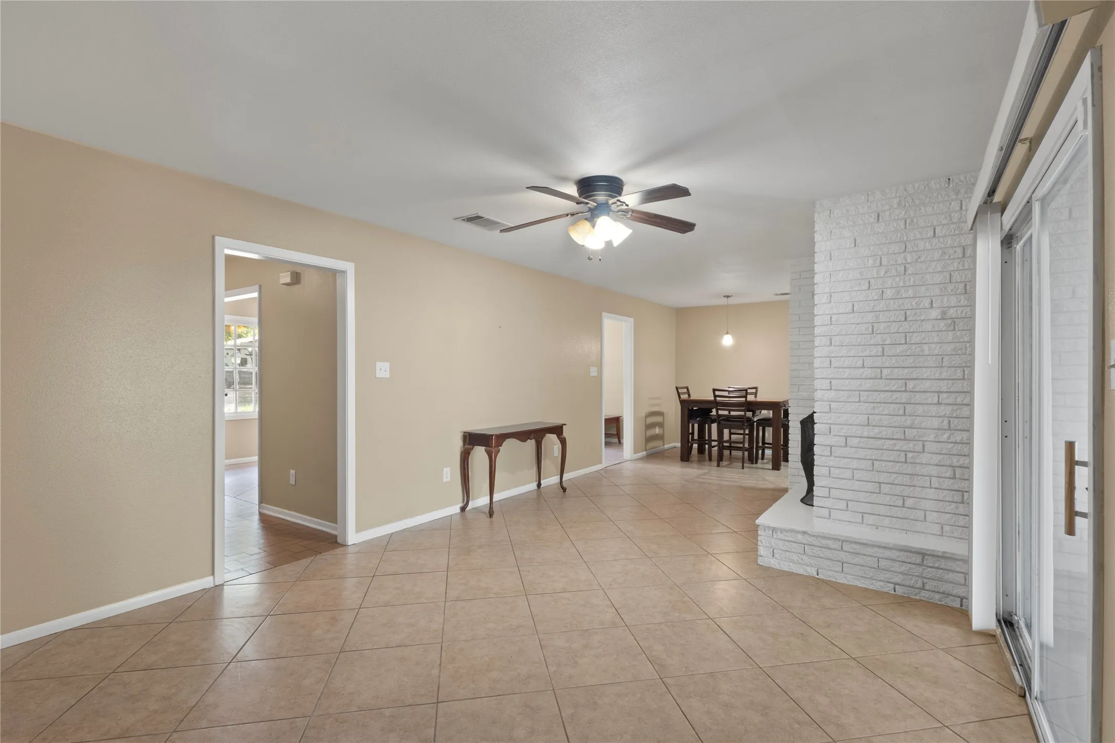 Single Family Residence For Rent in Tarrant County , 7109 Jewell Avenue, Fort Worth, Texas 76112, 3 Bedroom, 2 Bathroom, 2 Garage spaces, 1,842 Sqft, built in 1959, mls#21381077, Real Estate Agent in Fort Worth, Homes For Rent in Tarrant county, Homes For Rent in Fort Worth, Realtor in Fort Worth Texas, Real Estate Brokerage Independent Realty Texas, Luminita Cordes Realtor
