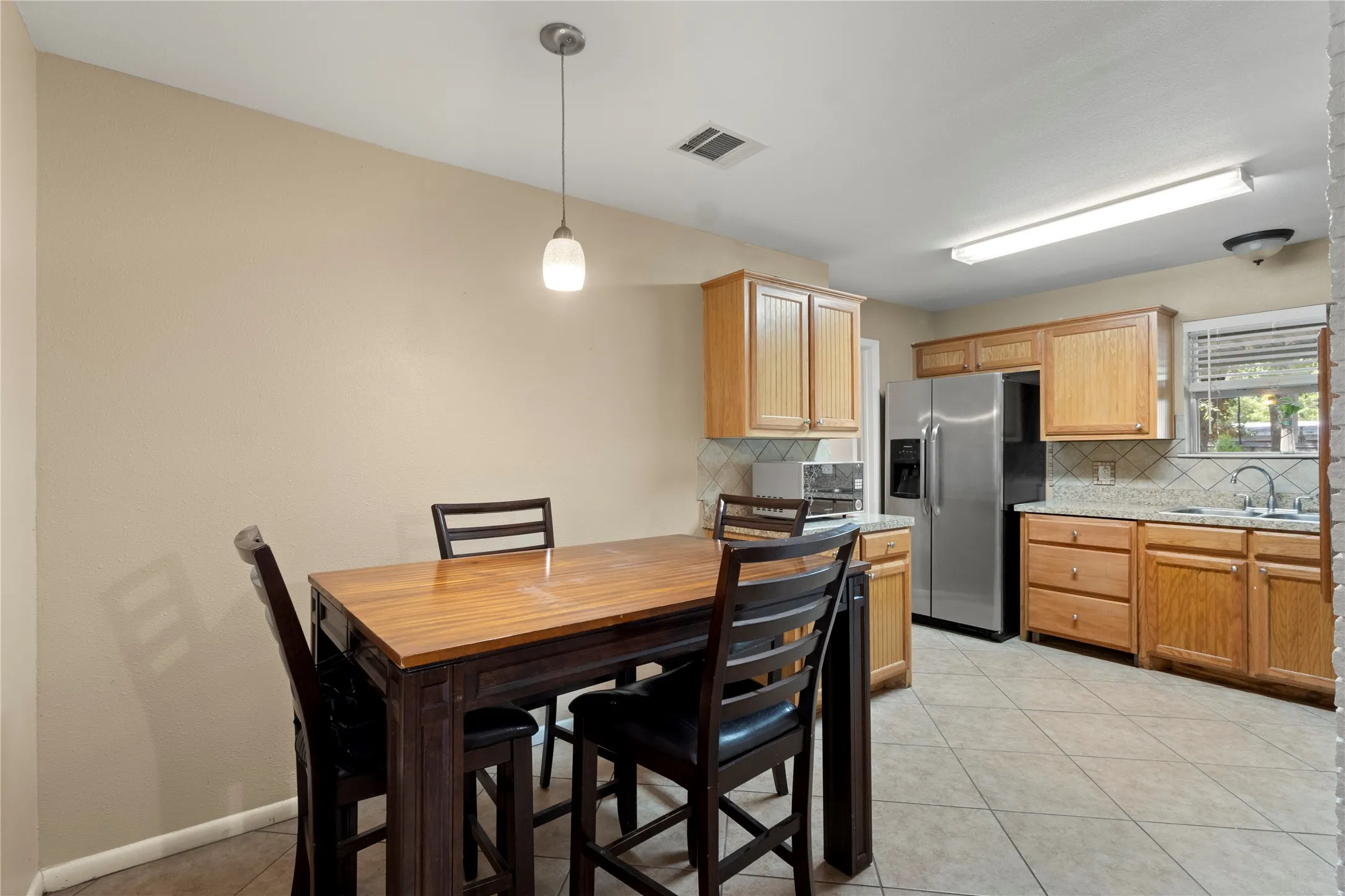 Single Family Residence For Rent in Tarrant County , 7109 Jewell Avenue, Fort Worth, Texas 76112, 3 Bedroom, 2 Bathroom, 2 Garage spaces, 1,842 Sqft, built in 1959, mls#21381077, Real Estate Agent in Fort Worth, Homes For Rent in Tarrant county, Homes For Rent in Fort Worth, Realtor in Fort Worth Texas, Real Estate Brokerage Independent Realty Texas, Luminita Cordes Realtor