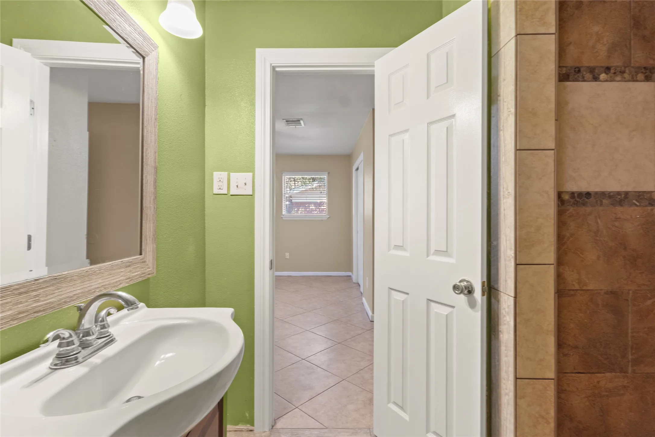 Single Family Residence For Rent in Tarrant County , 7109 Jewell Avenue, Fort Worth, Texas 76112, 3 Bedroom, 2 Bathroom, 2 Garage spaces, 1,842 Sqft, built in 1959, mls#21381077, Real Estate Agent in Fort Worth, Homes For Rent in Tarrant county, Homes For Rent in Fort Worth, Realtor in Fort Worth Texas, Real Estate Brokerage Independent Realty Texas, Luminita Cordes Realtor