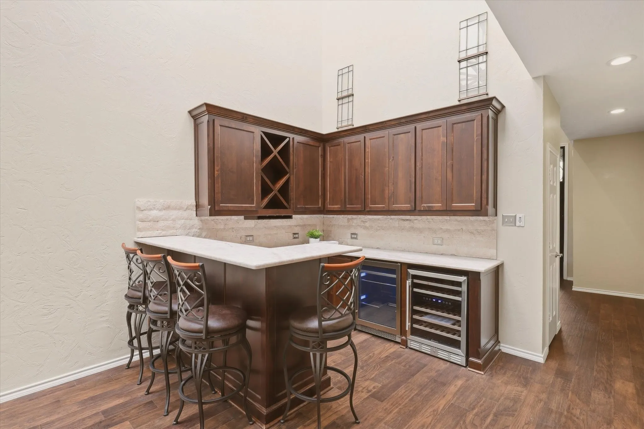 Townhouse For Sale in Dallas County , 3465 Courtyard Circle, Farmers Branch, Texas 75234, 3 Bedroom, 4 Bathroom, 2 Garage spaces, 3,618 Sqft, built in 1983, mls#21381084, Real Estate Agent in Farmers Branch, Homes For Sale in Dallas county, Homes For Sale in Farmers Branch, Realtor in Farmers Branch Texas, Real Estate Brokerage Independent Realty Texas, Luminita Cordes Realtor