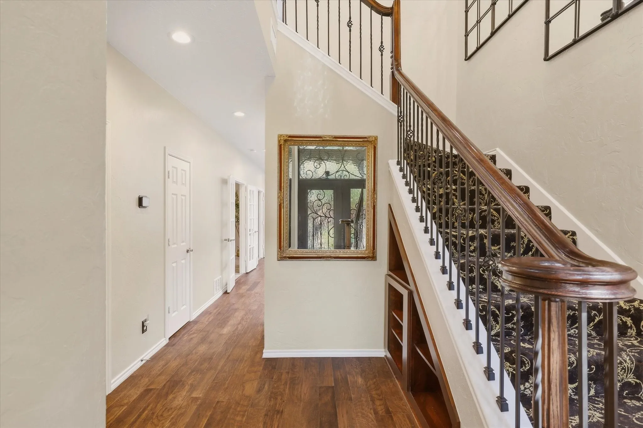 Townhouse For Sale in Dallas County , 3465 Courtyard Circle, Farmers Branch, Texas 75234, 3 Bedroom, 4 Bathroom, 2 Garage spaces, 3,618 Sqft, built in 1983, mls#21381084, Real Estate Agent in Farmers Branch, Homes For Sale in Dallas county, Homes For Sale in Farmers Branch, Realtor in Farmers Branch Texas, Real Estate Brokerage Independent Realty Texas, Luminita Cordes Realtor