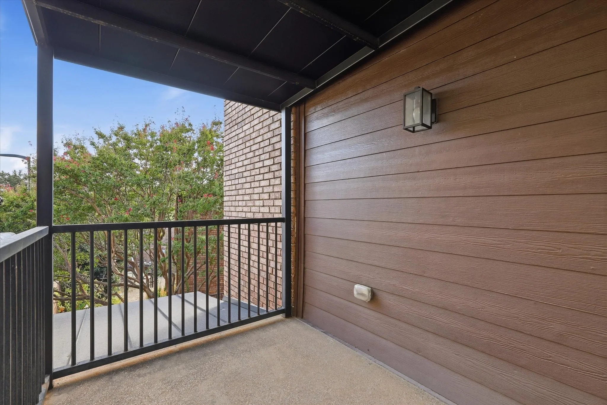 Townhouse For Sale in Dallas County , 3465 Courtyard Circle, Farmers Branch, Texas 75234, 3 Bedroom, 4 Bathroom, 2 Garage spaces, 3,618 Sqft, built in 1983, mls#21381084, Real Estate Agent in Farmers Branch, Homes For Sale in Dallas county, Homes For Sale in Farmers Branch, Realtor in Farmers Branch Texas, Real Estate Brokerage Independent Realty Texas, Luminita Cordes Realtor