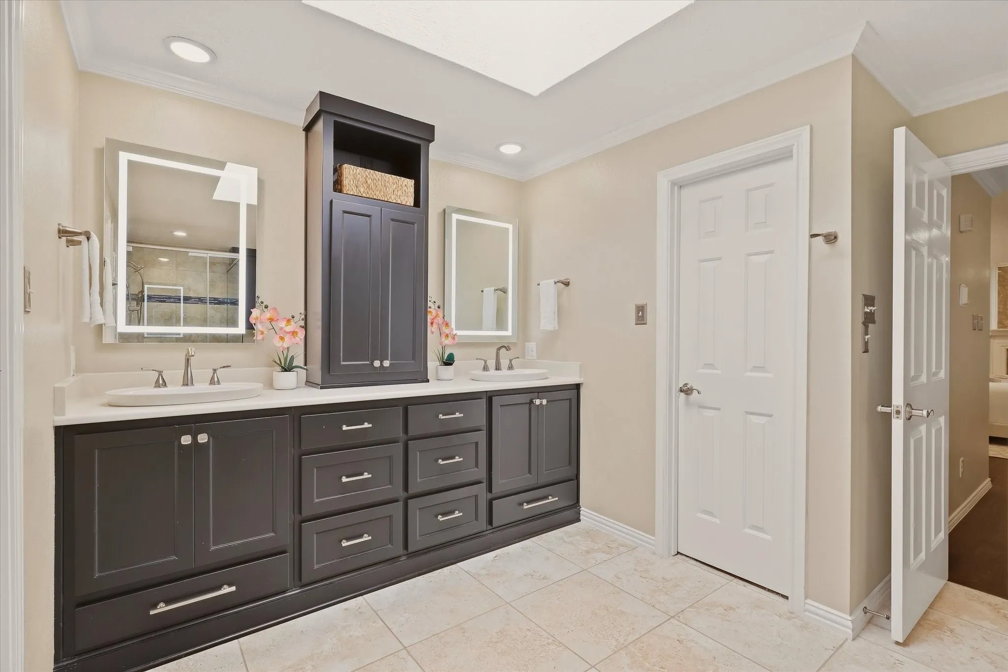 Townhouse For Sale in Dallas County , 3465 Courtyard Circle, Farmers Branch, Texas 75234, 3 Bedroom, 4 Bathroom, 2 Garage spaces, 3,618 Sqft, built in 1983, mls#21381084, Real Estate Agent in Farmers Branch, Homes For Sale in Dallas county, Homes For Sale in Farmers Branch, Realtor in Farmers Branch Texas, Real Estate Brokerage Independent Realty Texas, Luminita Cordes Realtor