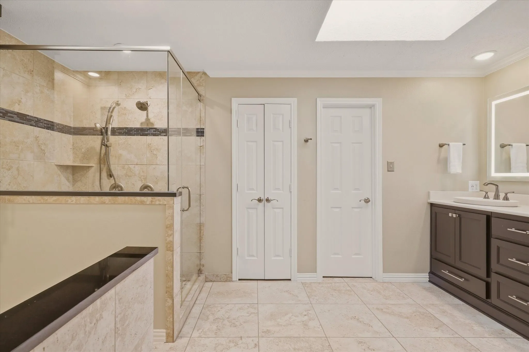 Townhouse For Sale in Dallas County , 3465 Courtyard Circle, Farmers Branch, Texas 75234, 3 Bedroom, 4 Bathroom, 2 Garage spaces, 3,618 Sqft, built in 1983, mls#21381084, Real Estate Agent in Farmers Branch, Homes For Sale in Dallas county, Homes For Sale in Farmers Branch, Realtor in Farmers Branch Texas, Real Estate Brokerage Independent Realty Texas, Luminita Cordes Realtor