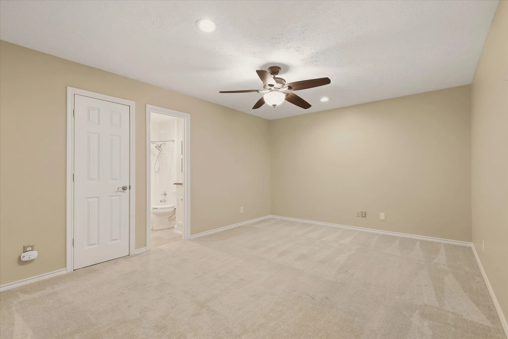 Townhouse For Sale in Dallas County , 3465 Courtyard Circle, Farmers Branch, Texas 75234, 3 Bedroom, 4 Bathroom, 2 Garage spaces, 3,618 Sqft, built in 1983, mls#21381084, Real Estate Agent in Farmers Branch, Homes For Sale in Dallas county, Homes For Sale in Farmers Branch, Realtor in Farmers Branch Texas, Real Estate Brokerage Independent Realty Texas, Luminita Cordes Realtor